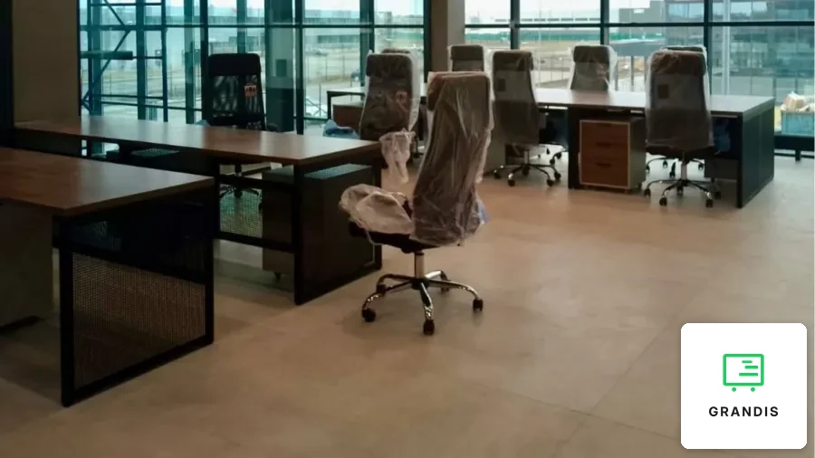 Biuro open space z drewnianymi meblami