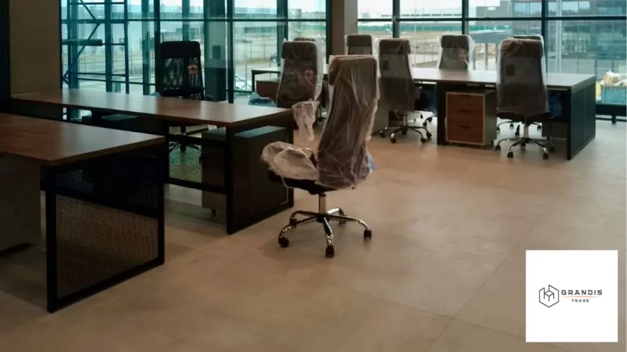 Biuro open space z drewnianymi meblami