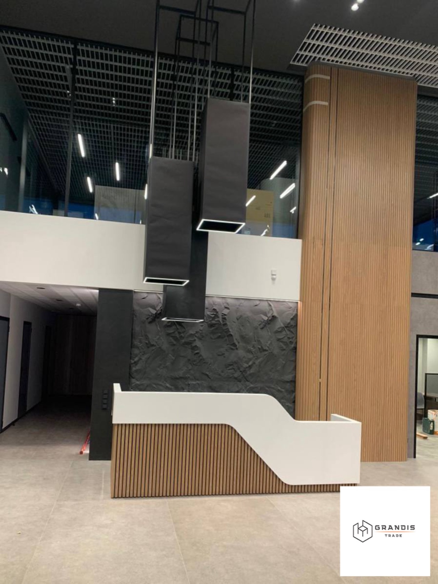 Biuro open space z drewnianymi meblami — zdjęcie 2