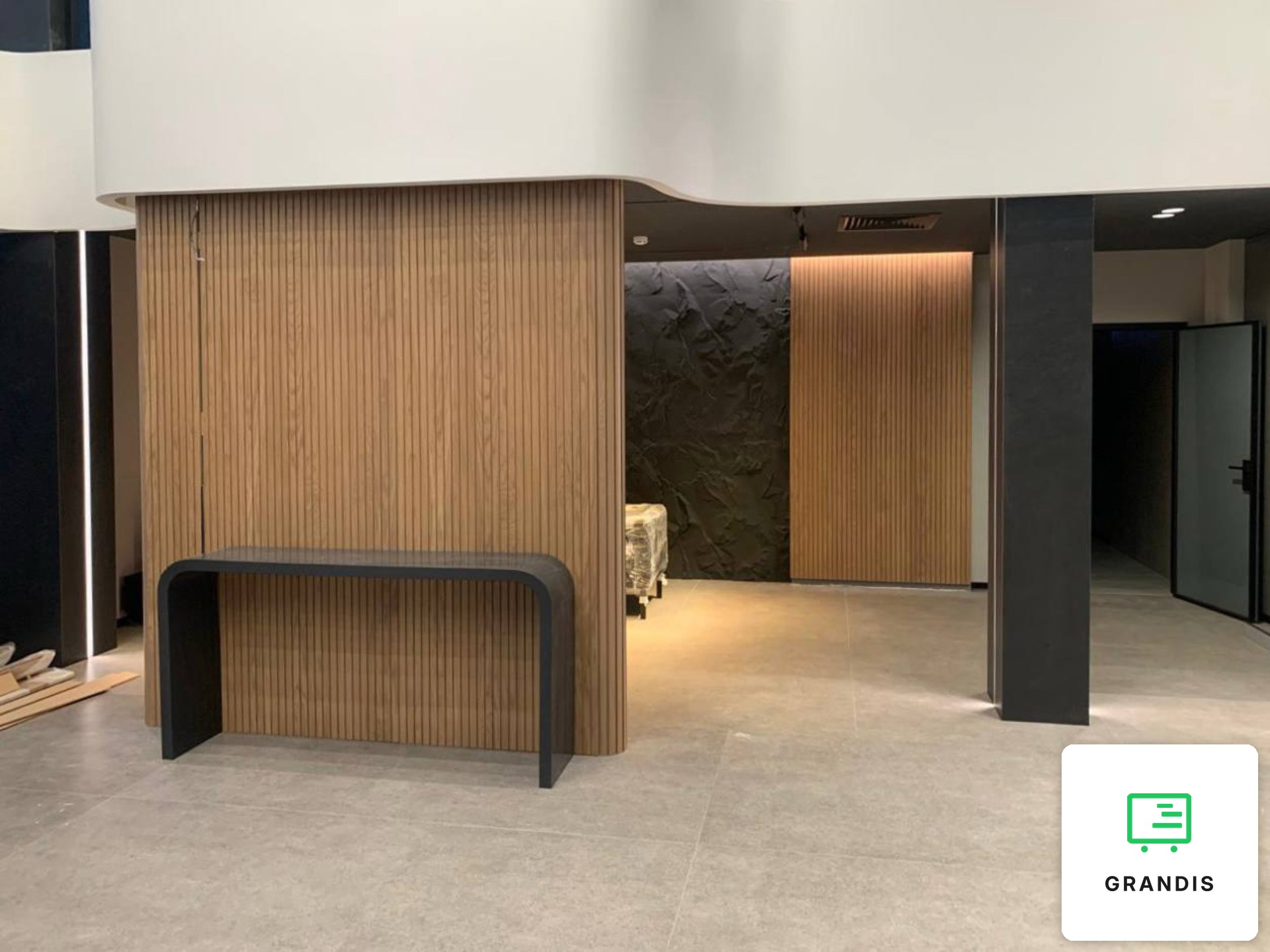 Biuro open space z drewnianymi meblami — zdjęcie 3