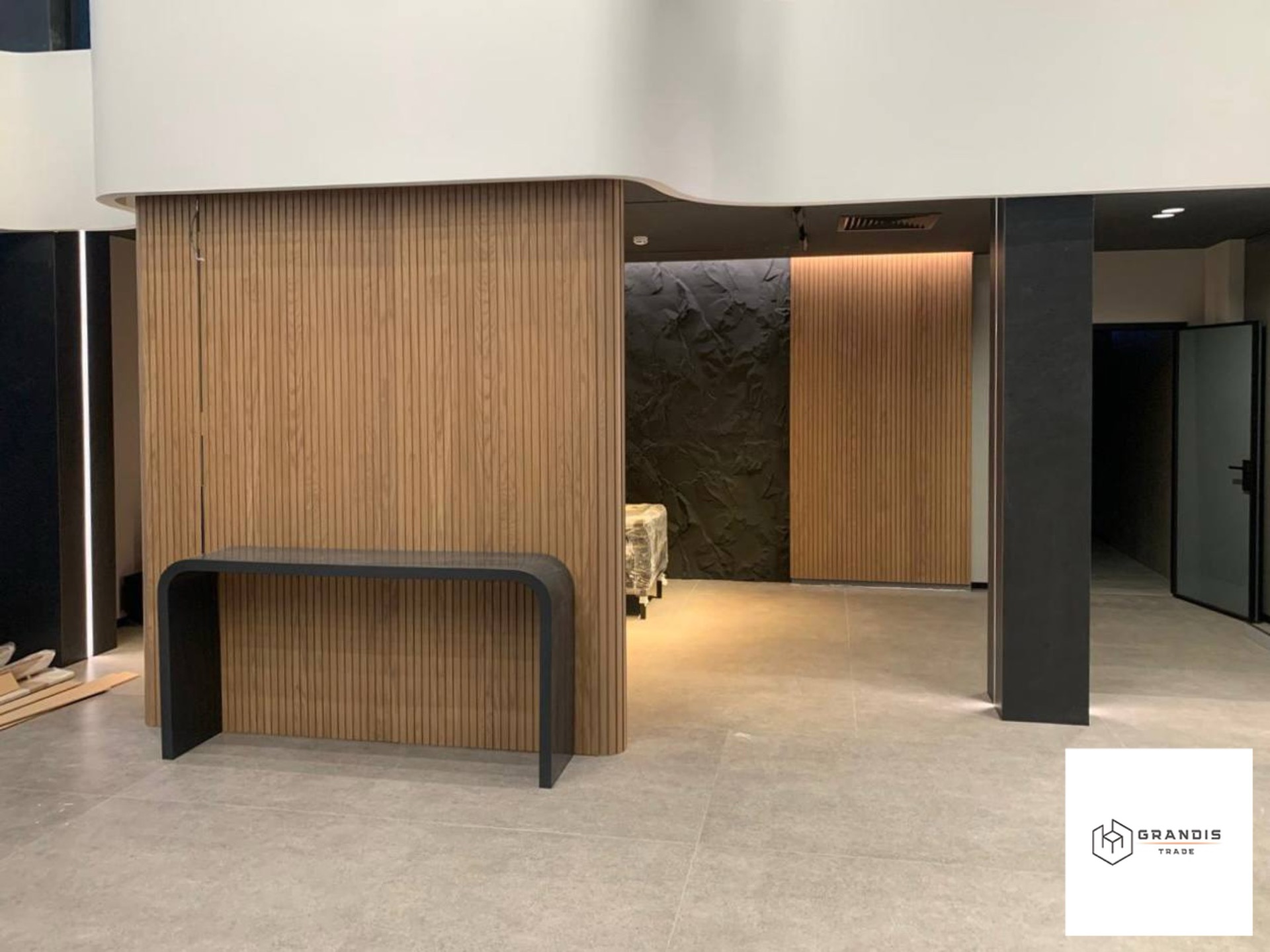 Biuro open space z drewnianymi meblami — zdjęcie 3