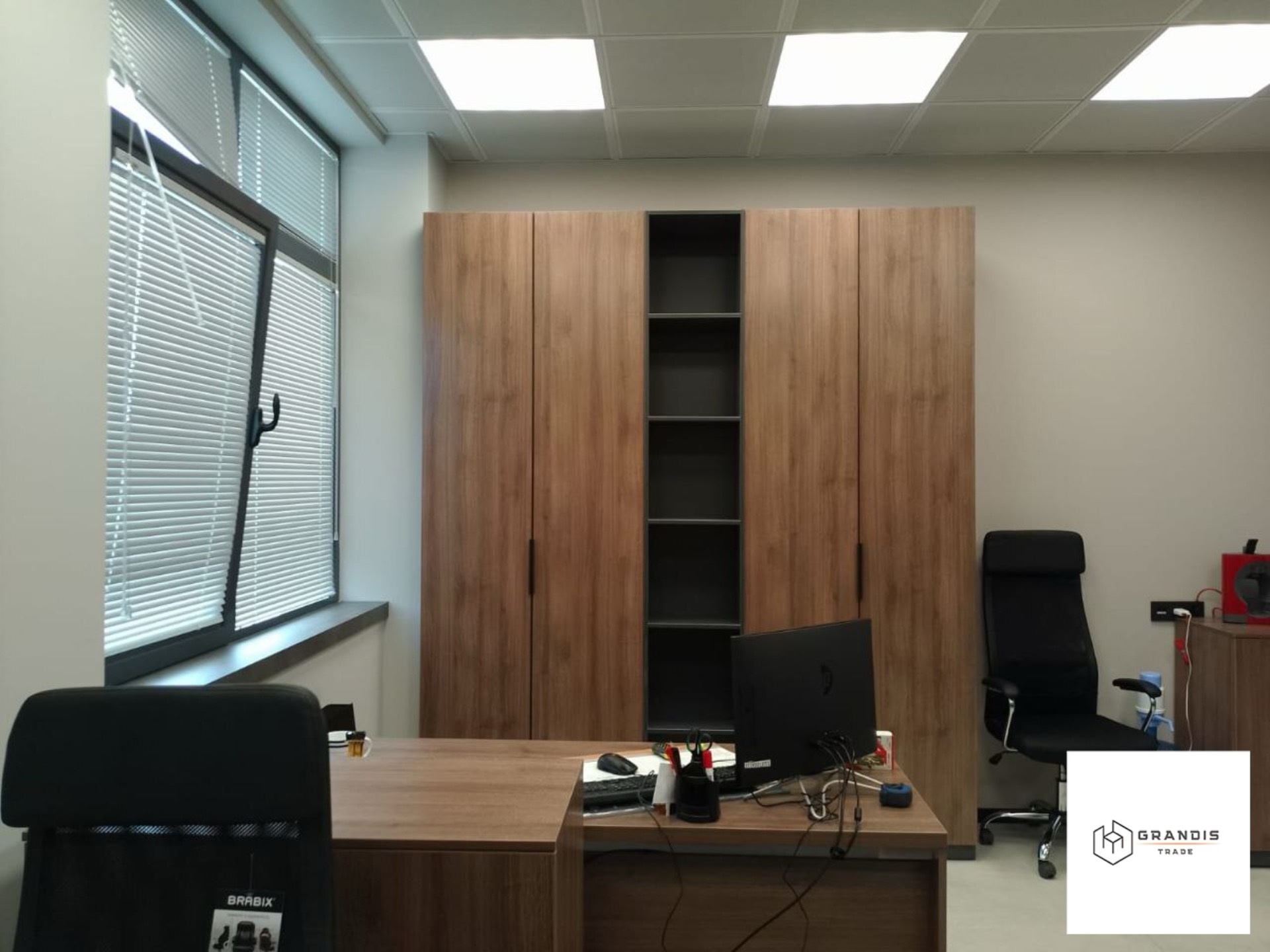 Biuro open space z drewnianymi meblami — zdjęcie 4