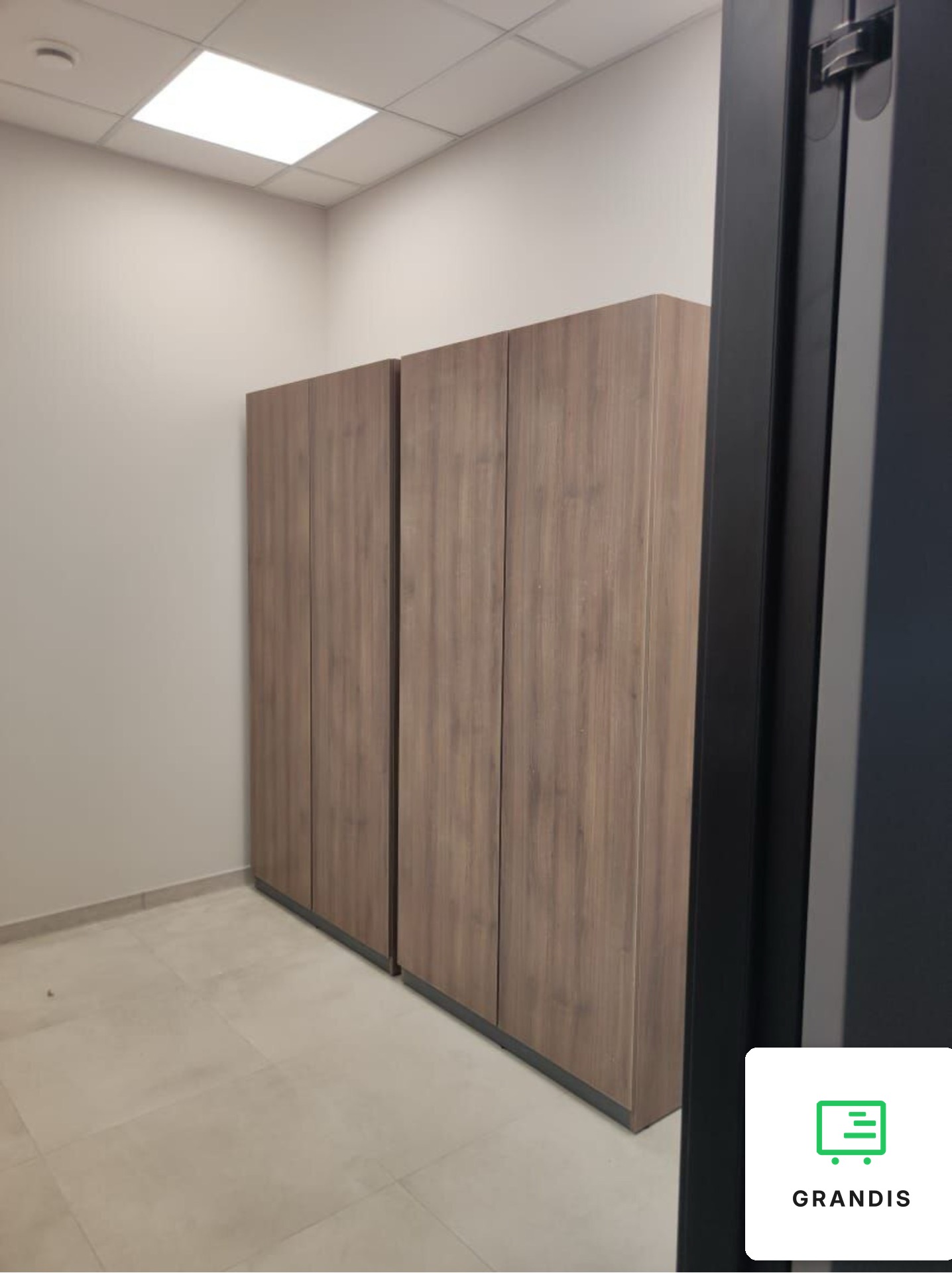 Biuro open space z drewnianymi meblami — zdjęcie 5