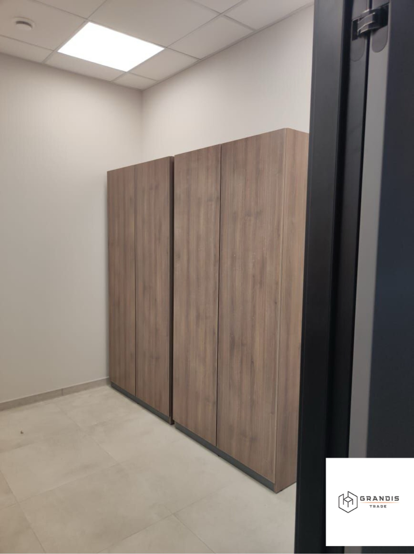 Biuro open space z drewnianymi meblami — zdjęcie 5