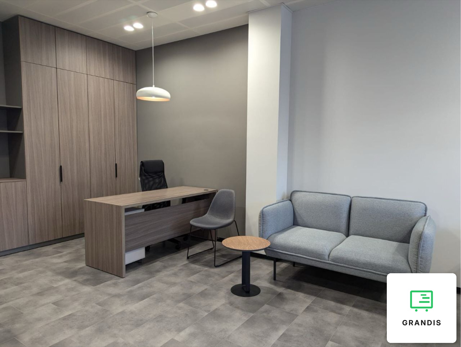 Biuro open space z drewnianymi meblami — zdjęcie 7