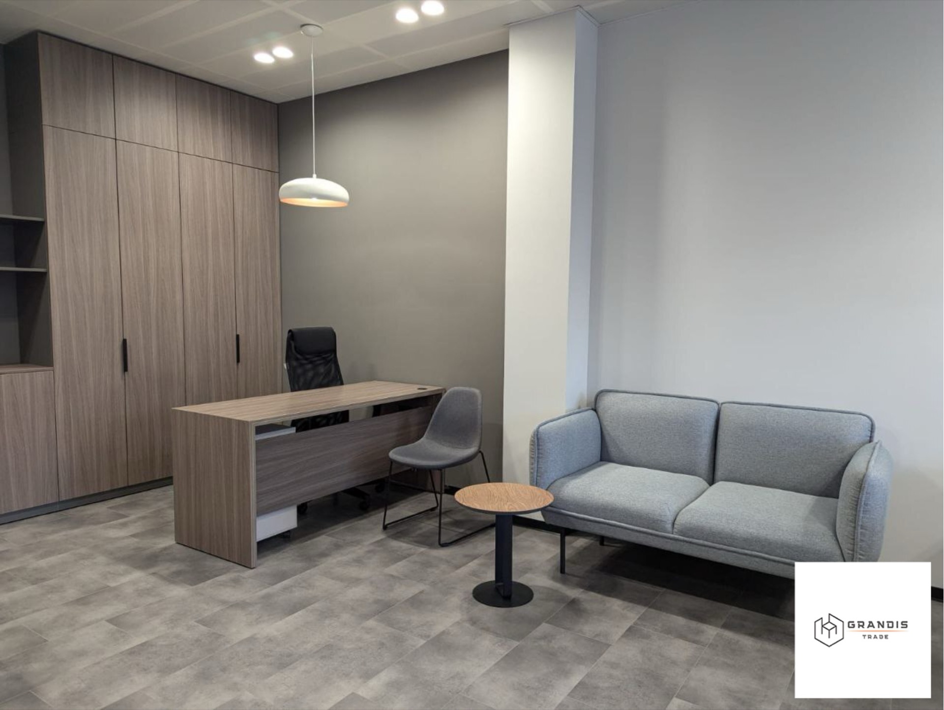 Biuro open space z drewnianymi meblami — zdjęcie 7