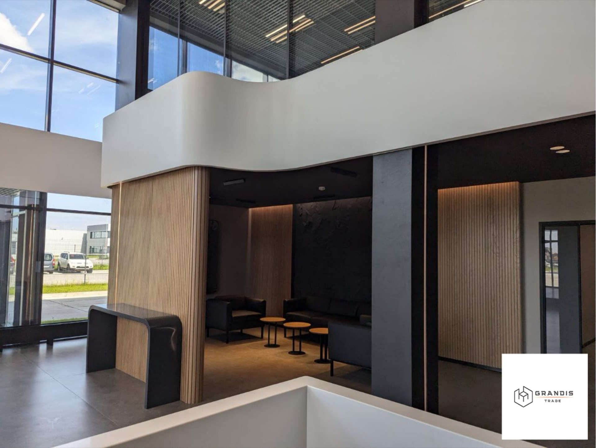 Biuro open space z drewnianymi meblami — zdjęcie 9