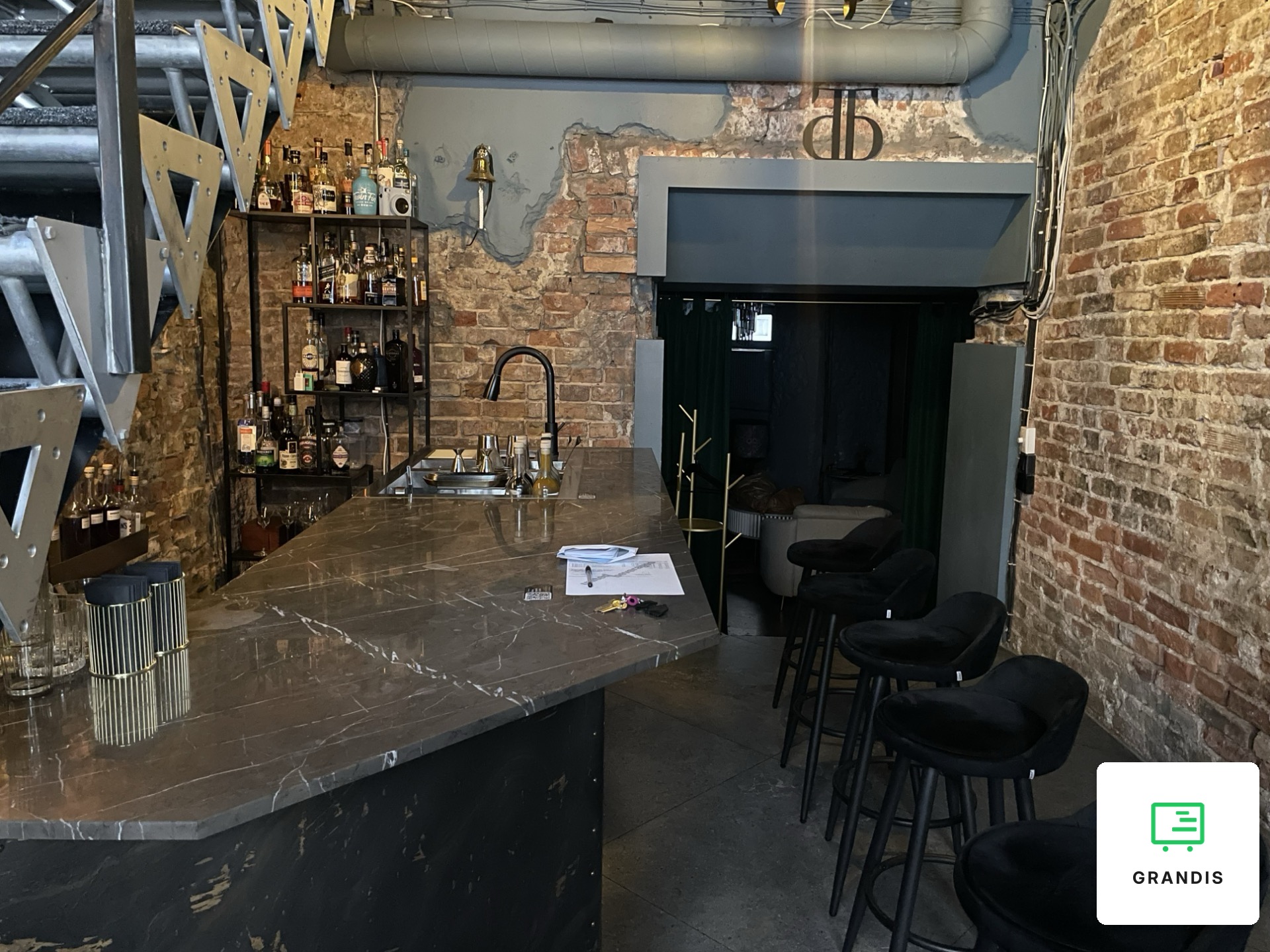 Owalna lada barowa na wymiar dla cocktail baru Buns&Bottles — zdjęcie 9