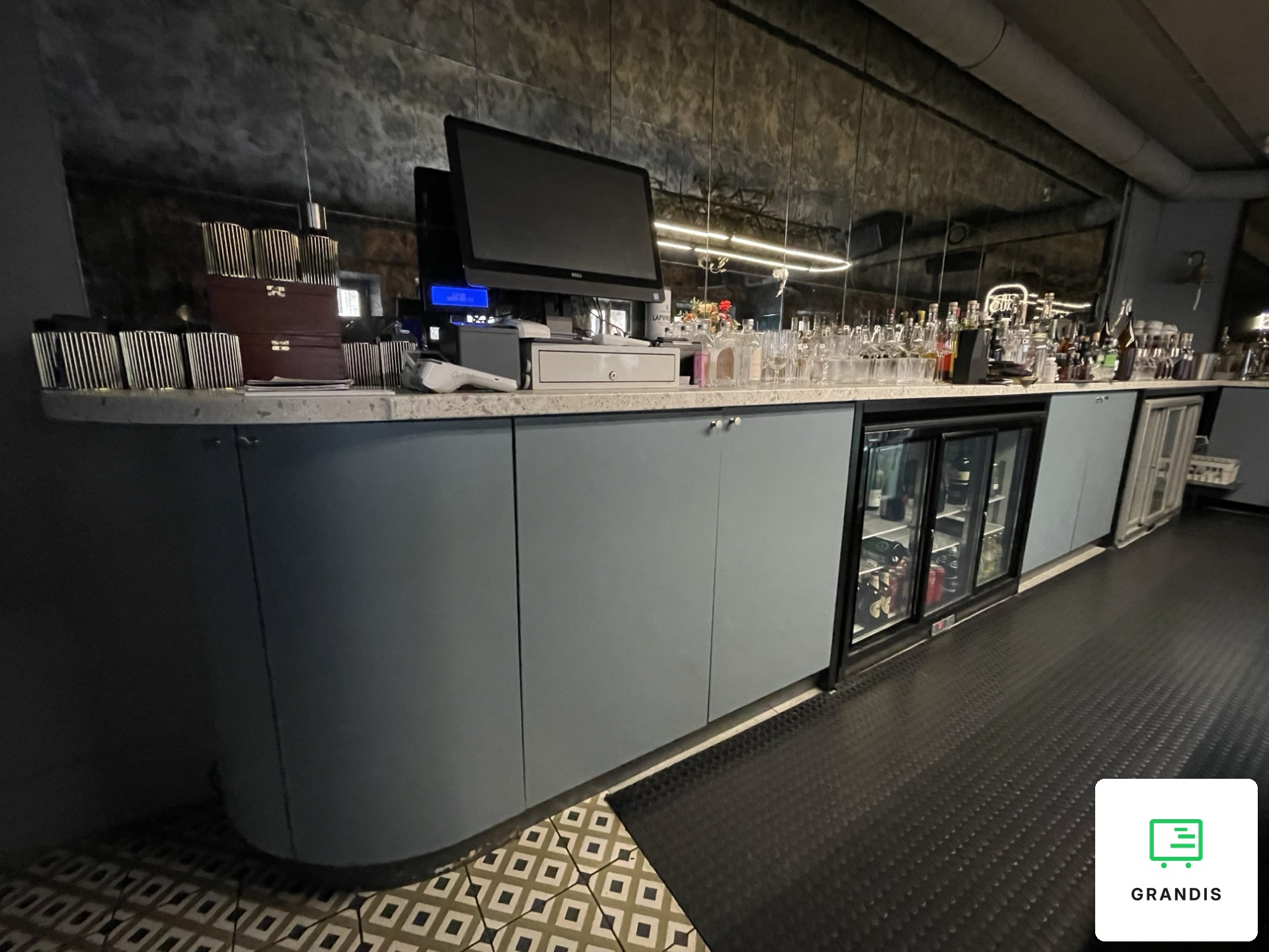 Owalna lada barowa na wymiar dla cocktail baru Buns&Bottles — zdjęcie 12