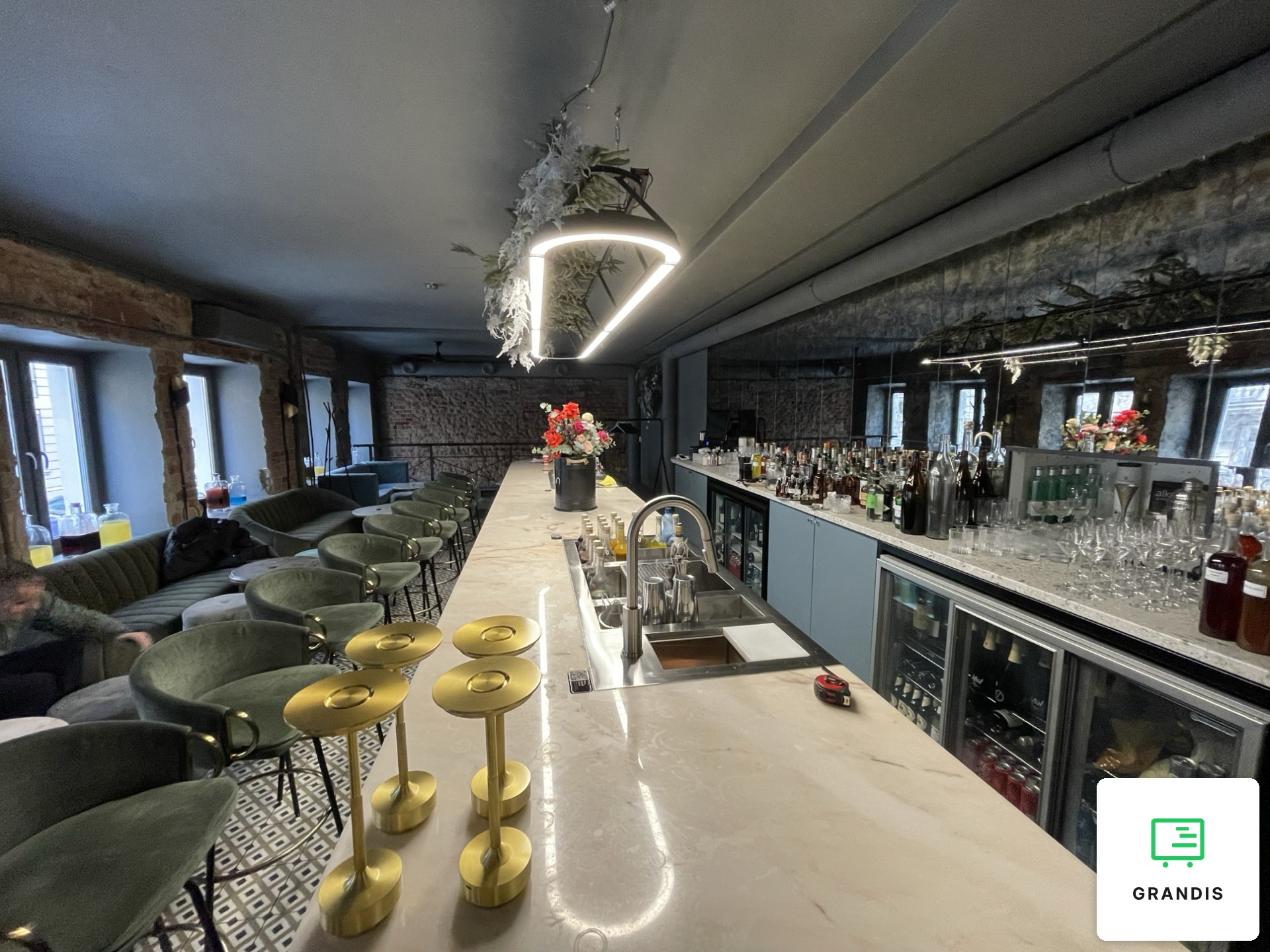 Owalna lada barowa na wymiar dla cocktail baru Buns&Bottles — zdjęcie 4
