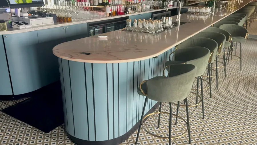 Owalna lada barowa na wymiar dla cocktail baru Buns&Bottles