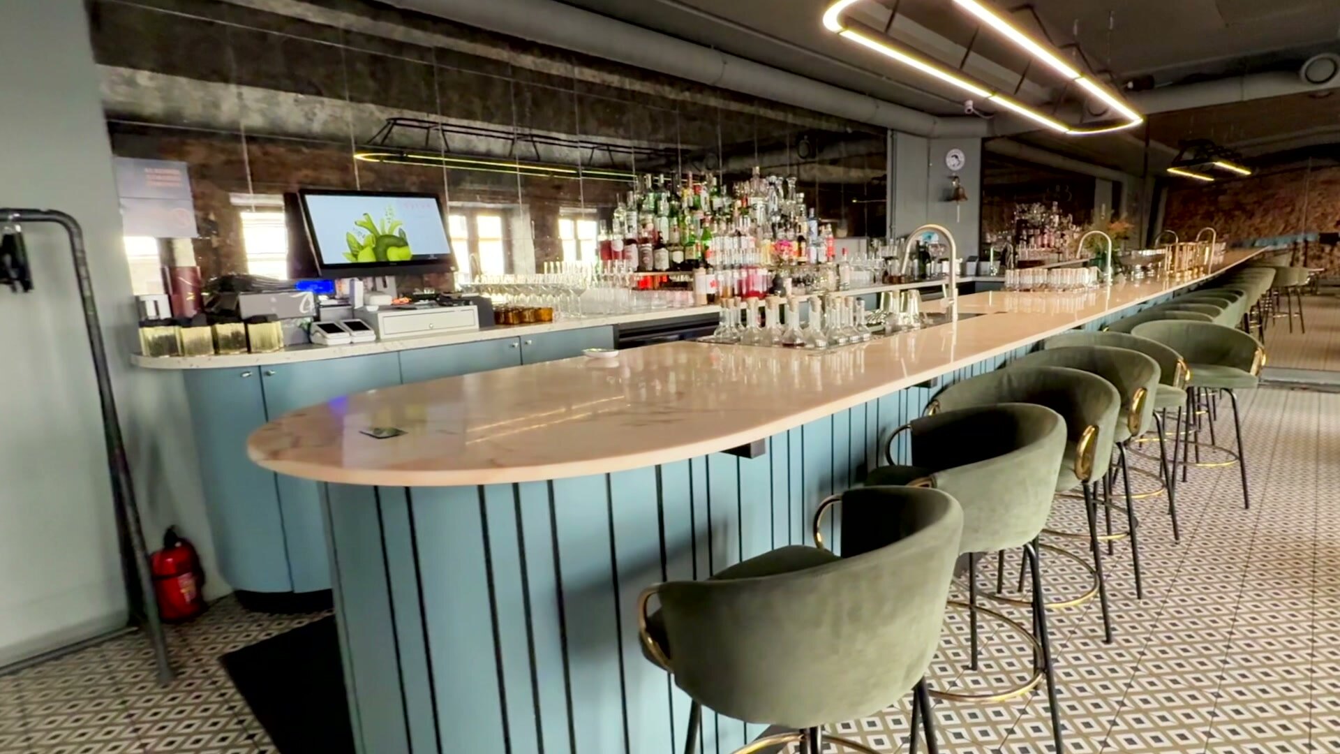 Owalna lada barowa na wymiar dla cocktail baru Buns&Bottles — zdjęcie 2
