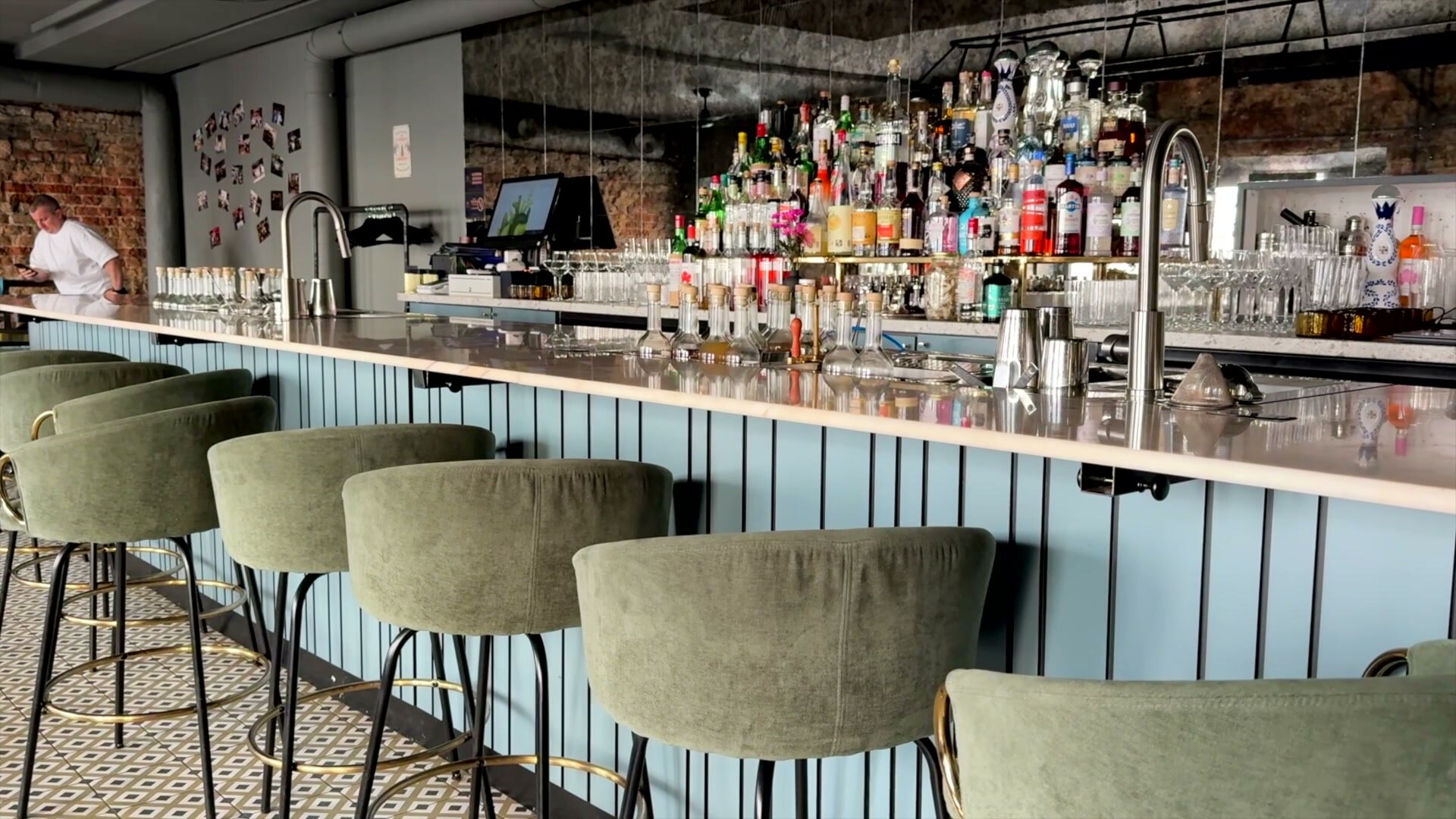 Owalna lada barowa na wymiar dla cocktail baru Buns&Bottles — zdjęcie 5