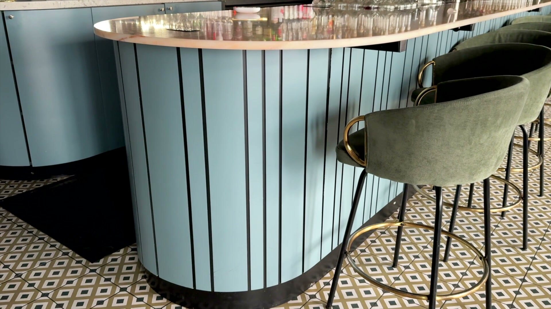 Owalna lada barowa na wymiar dla cocktail baru Buns&Bottles — zdjęcie 6