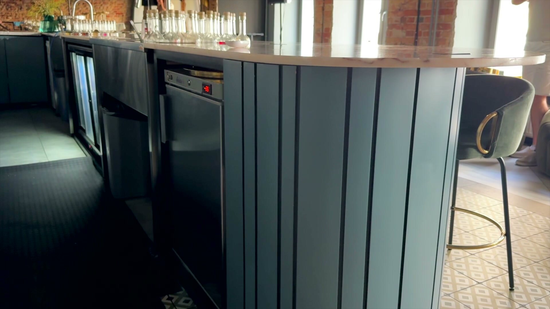 Owalna lada barowa na wymiar dla cocktail baru Buns&Bottles — zdjęcie 10