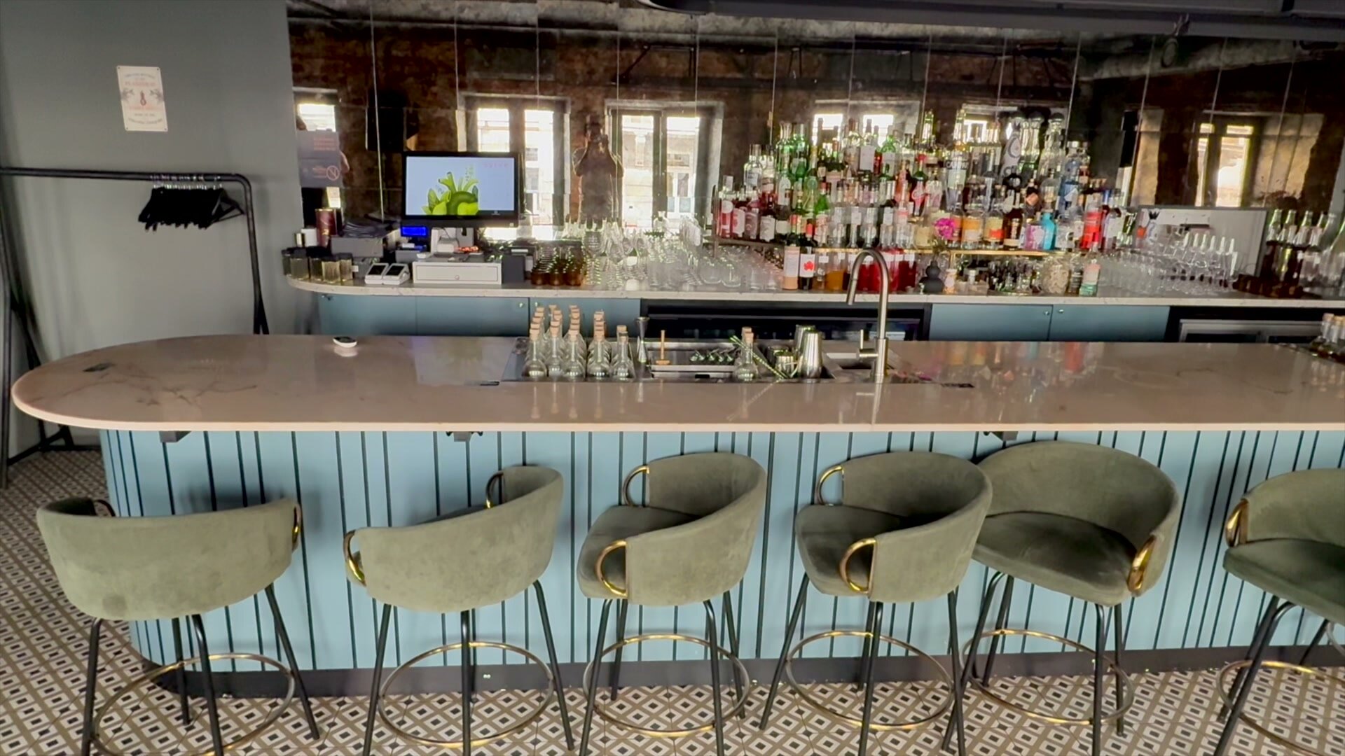 Owalna lada barowa na wymiar dla cocktail baru Buns&Bottles — zdjęcie 3