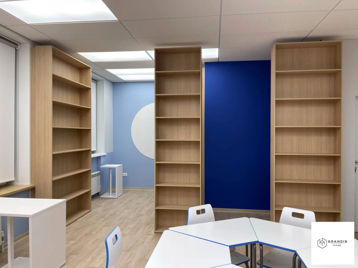 Sala szkoleniowa z biblioteką — zdjęcie 4