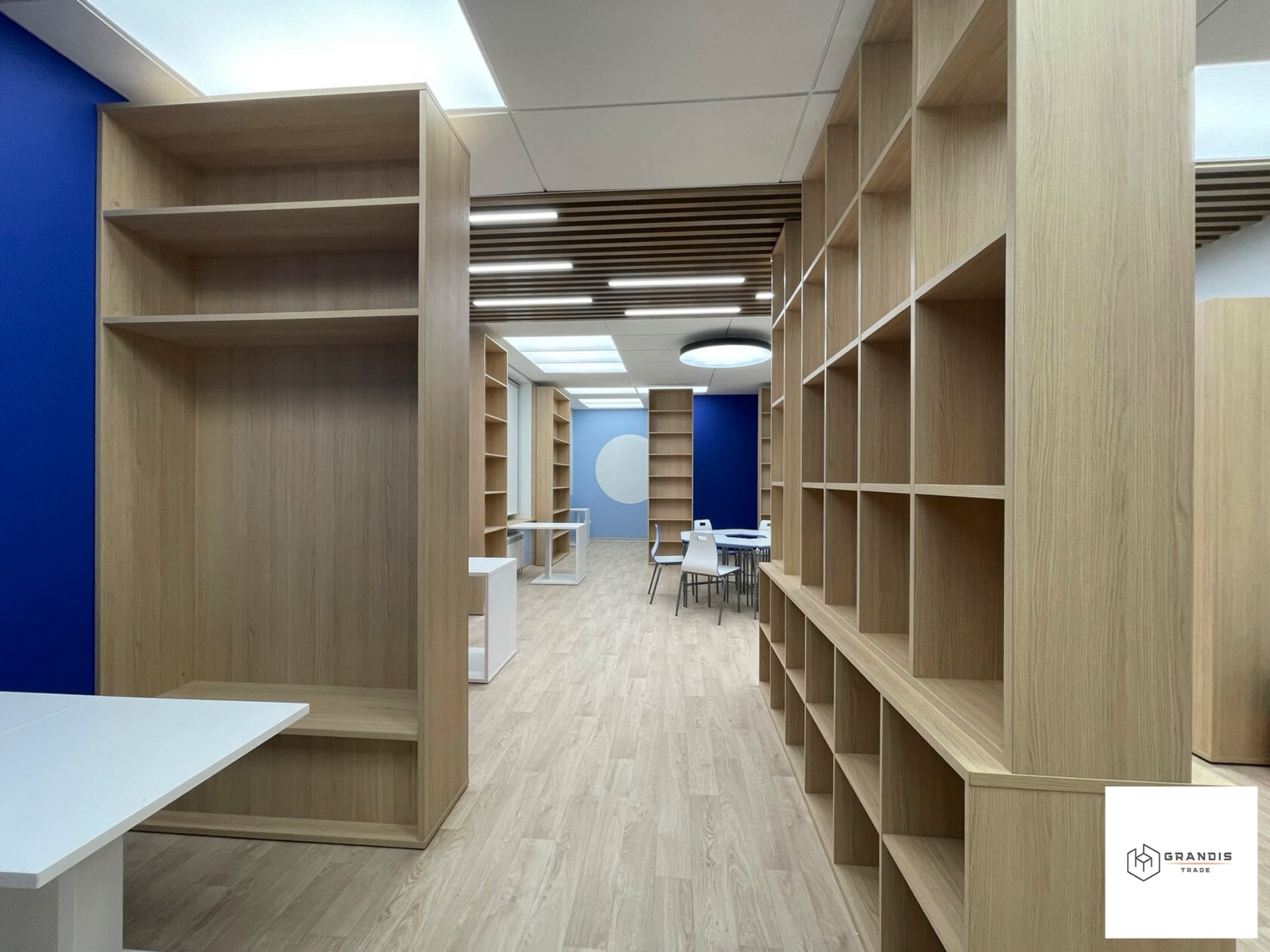 Sala szkoleniowa z biblioteką — zdjęcie 3