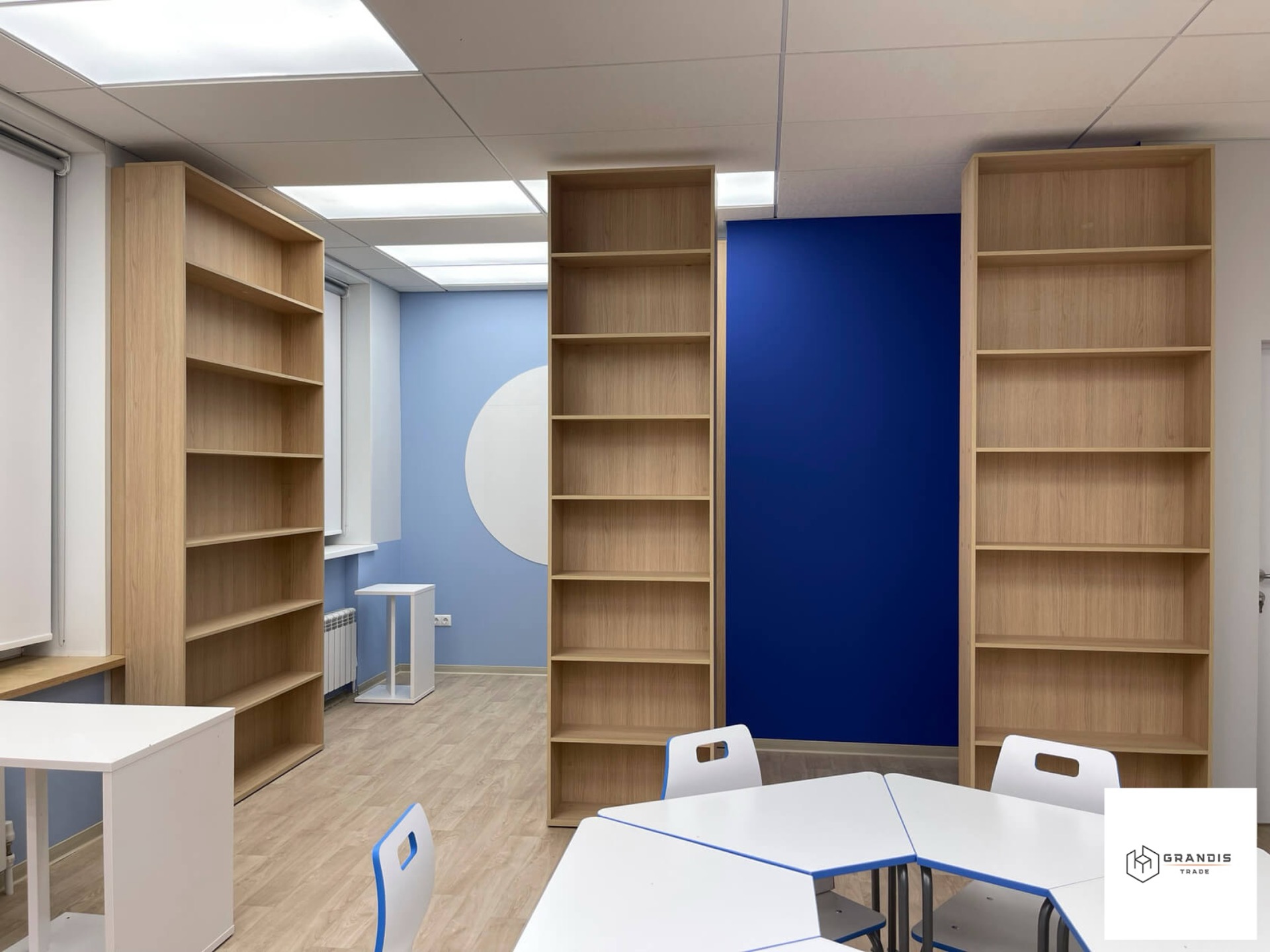 Sala szkoleniowa z biblioteką — zdjęcie 4