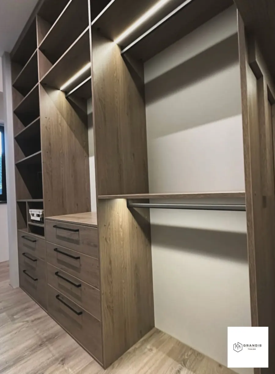 Garderoba walk-in z dębu