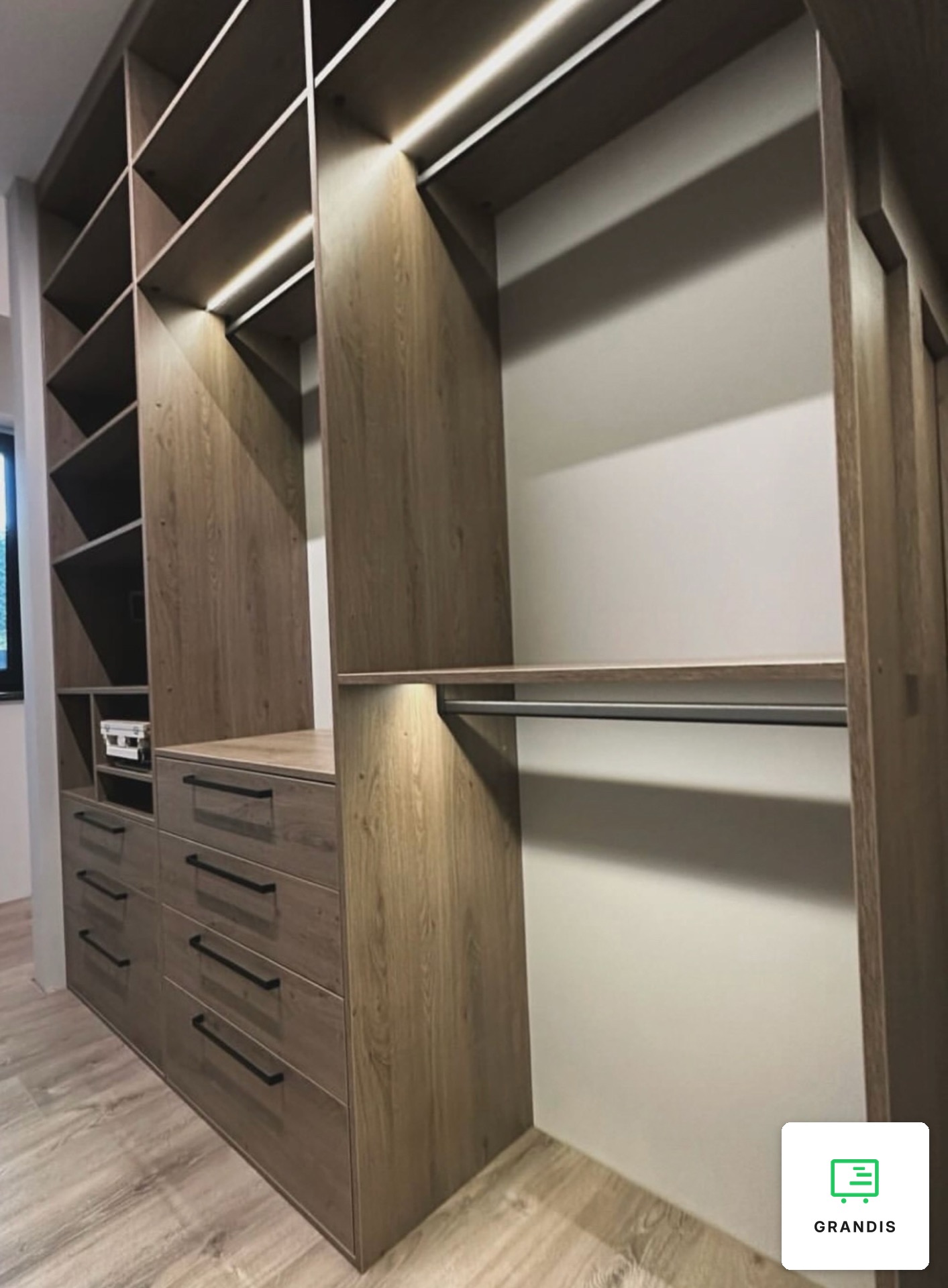 Garderoba walk-in z dębu — zdjęcie 2