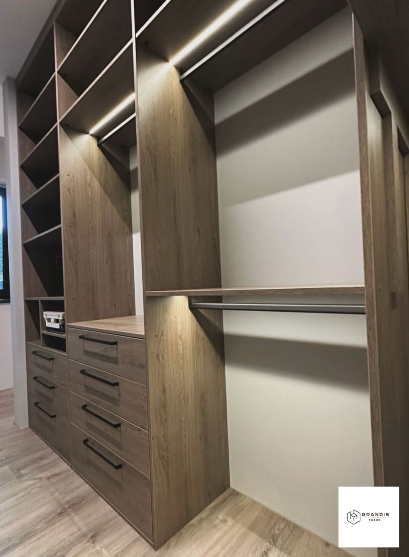 Garderoba walk-in z dębu — zdjęcie 2