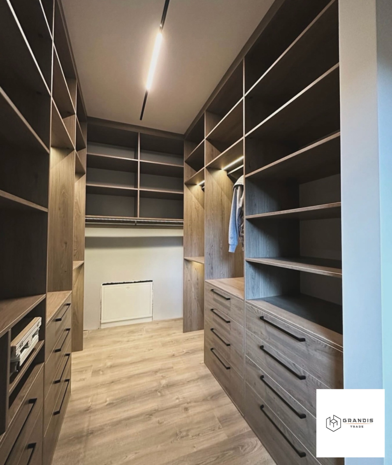 Garderoba walk-in z dębu — zdjęcie 3