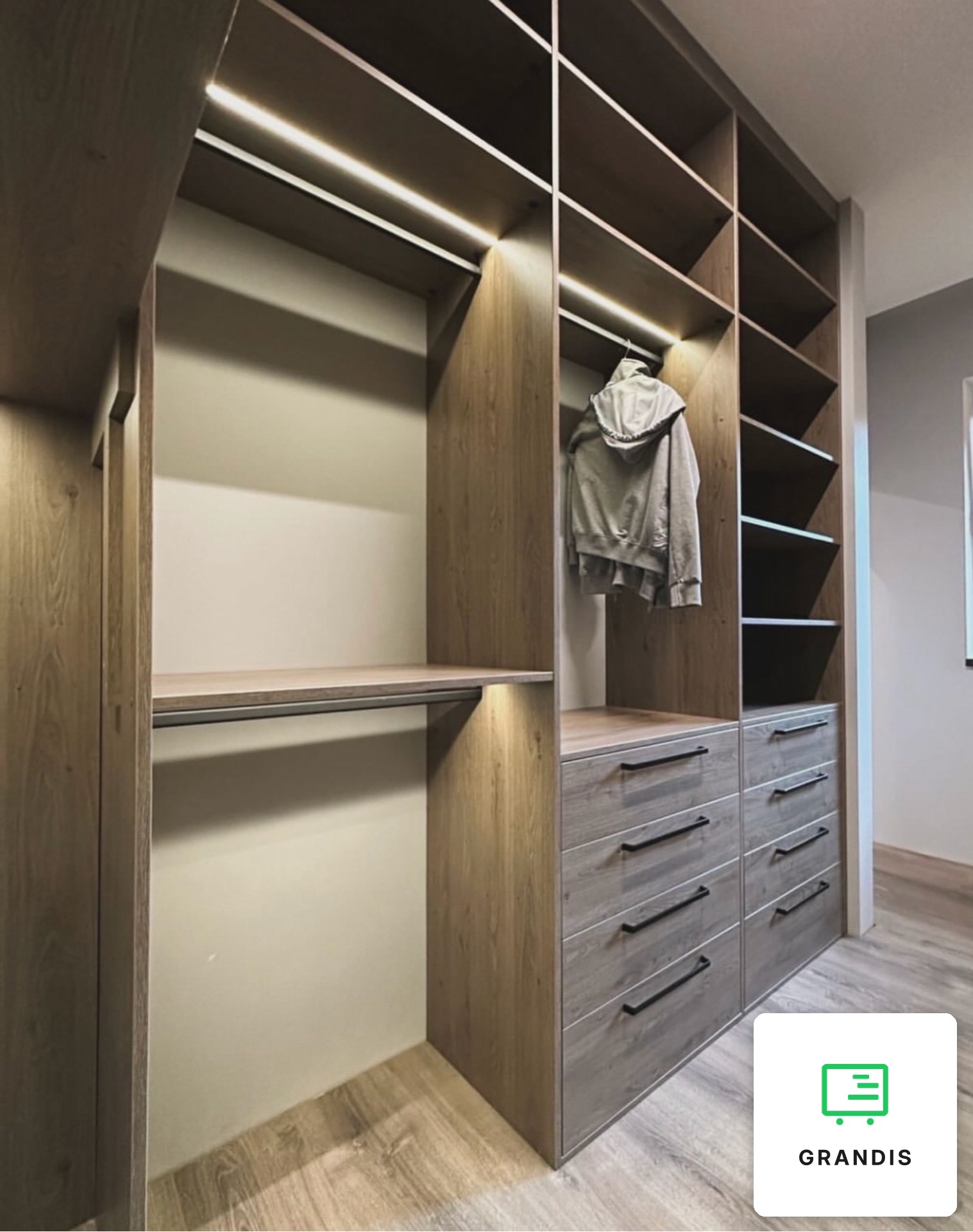 Garderoba walk-in z dębu — zdjęcie 4