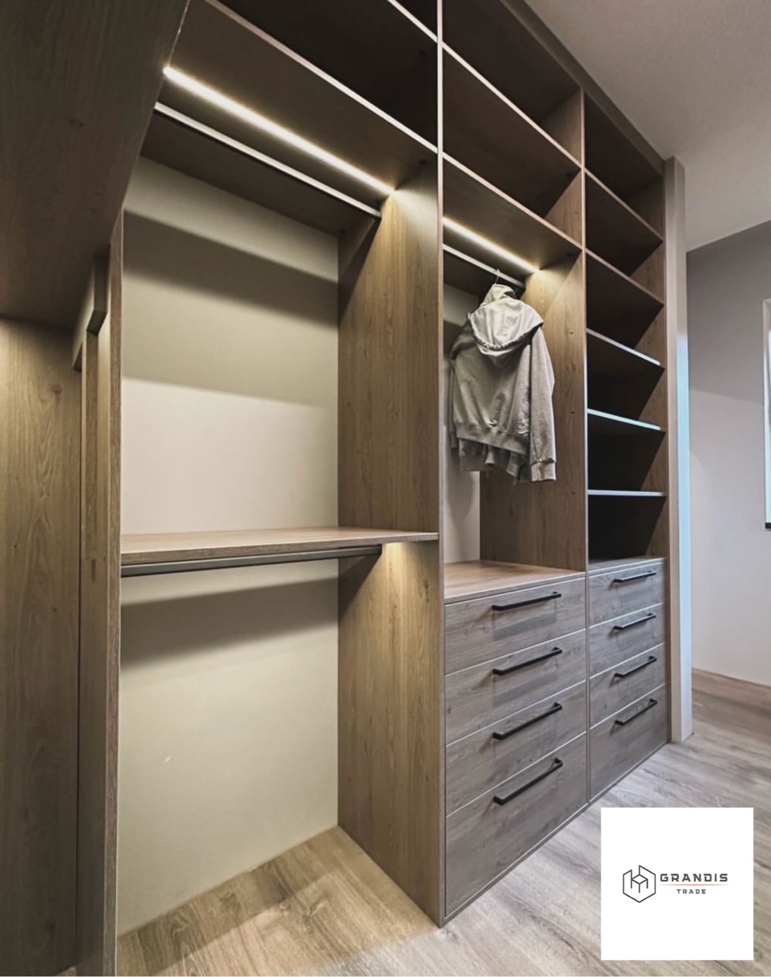Garderoba walk-in z dębu — zdjęcie 4