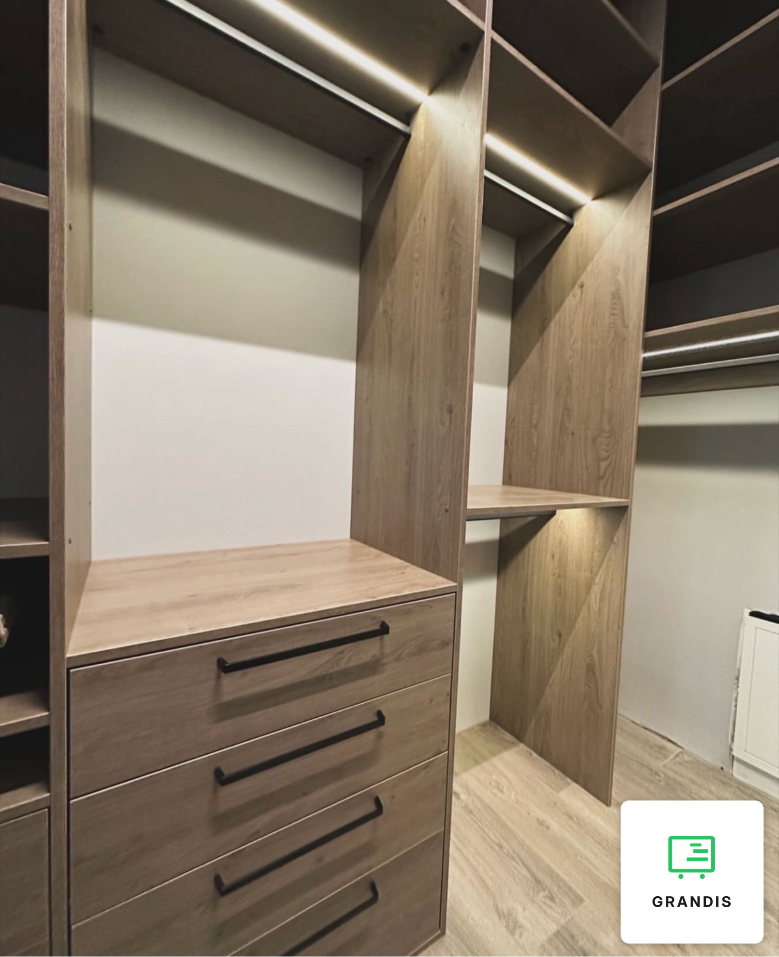 Garderoba walk-in z dębu — zdjęcie 5