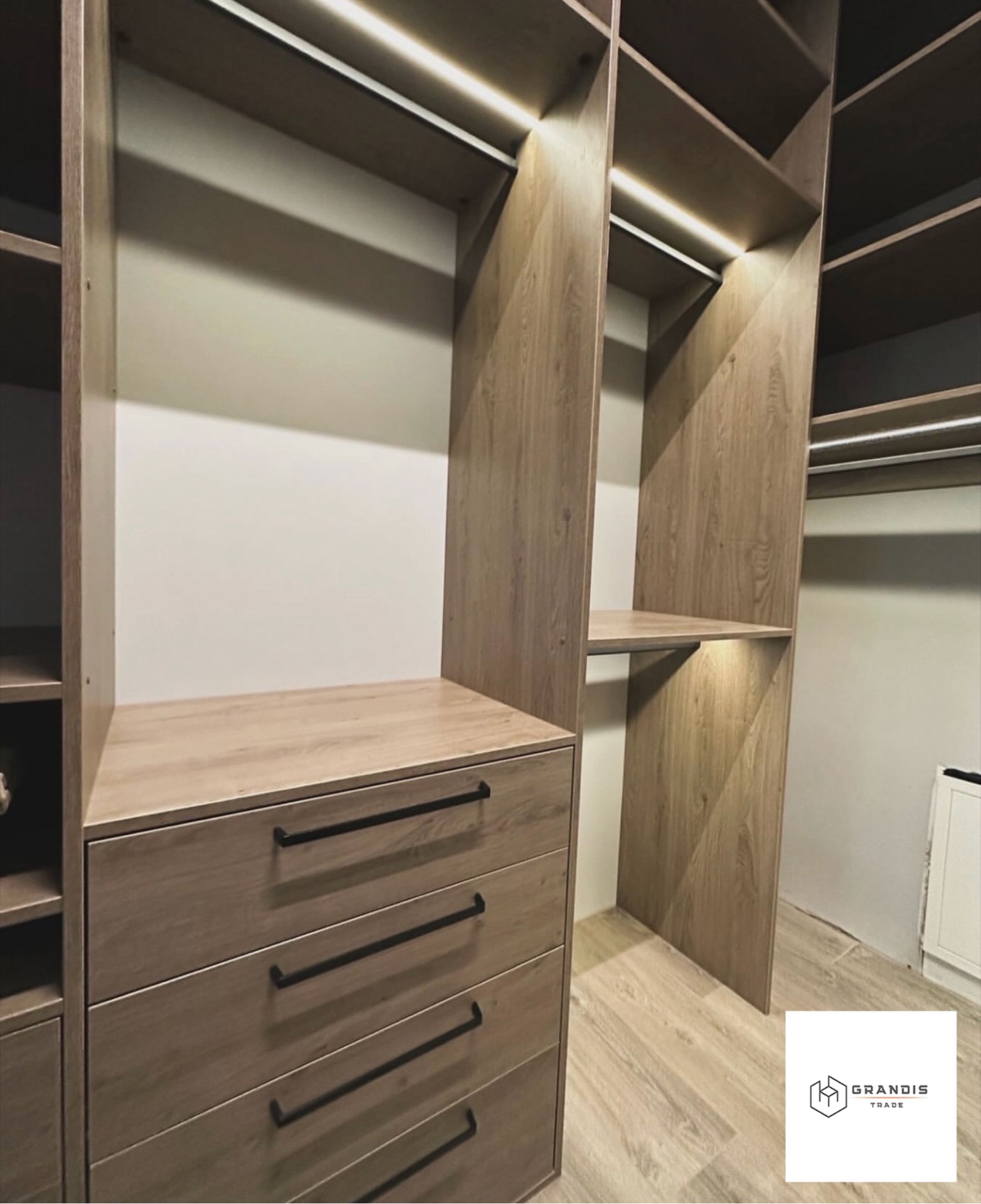Garderoba walk-in z dębu — zdjęcie 5