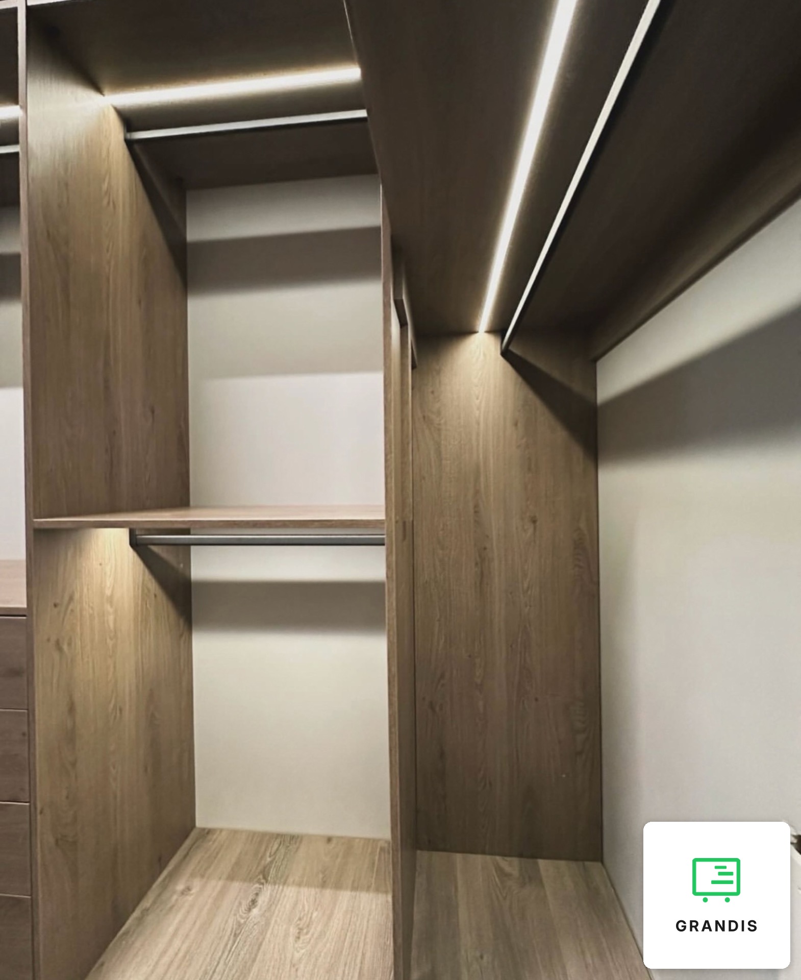 Garderoba walk-in z dębu — zdjęcie 6