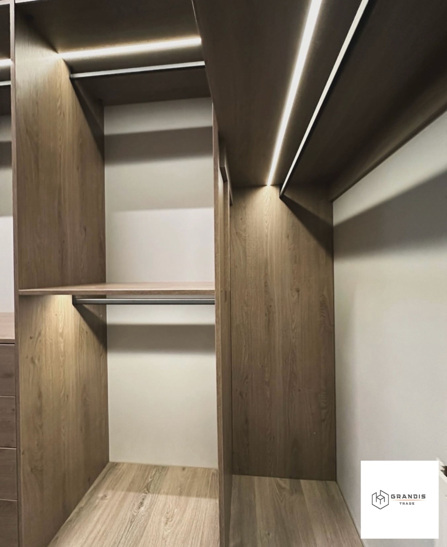 Garderoba walk-in z dębu — zdjęcie 6