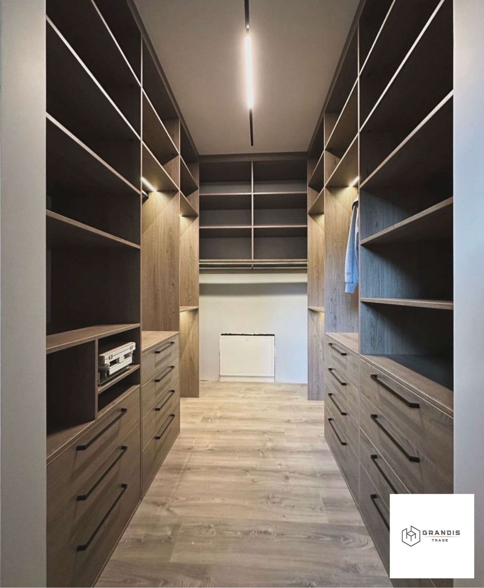 Garderoba walk-in z dębu