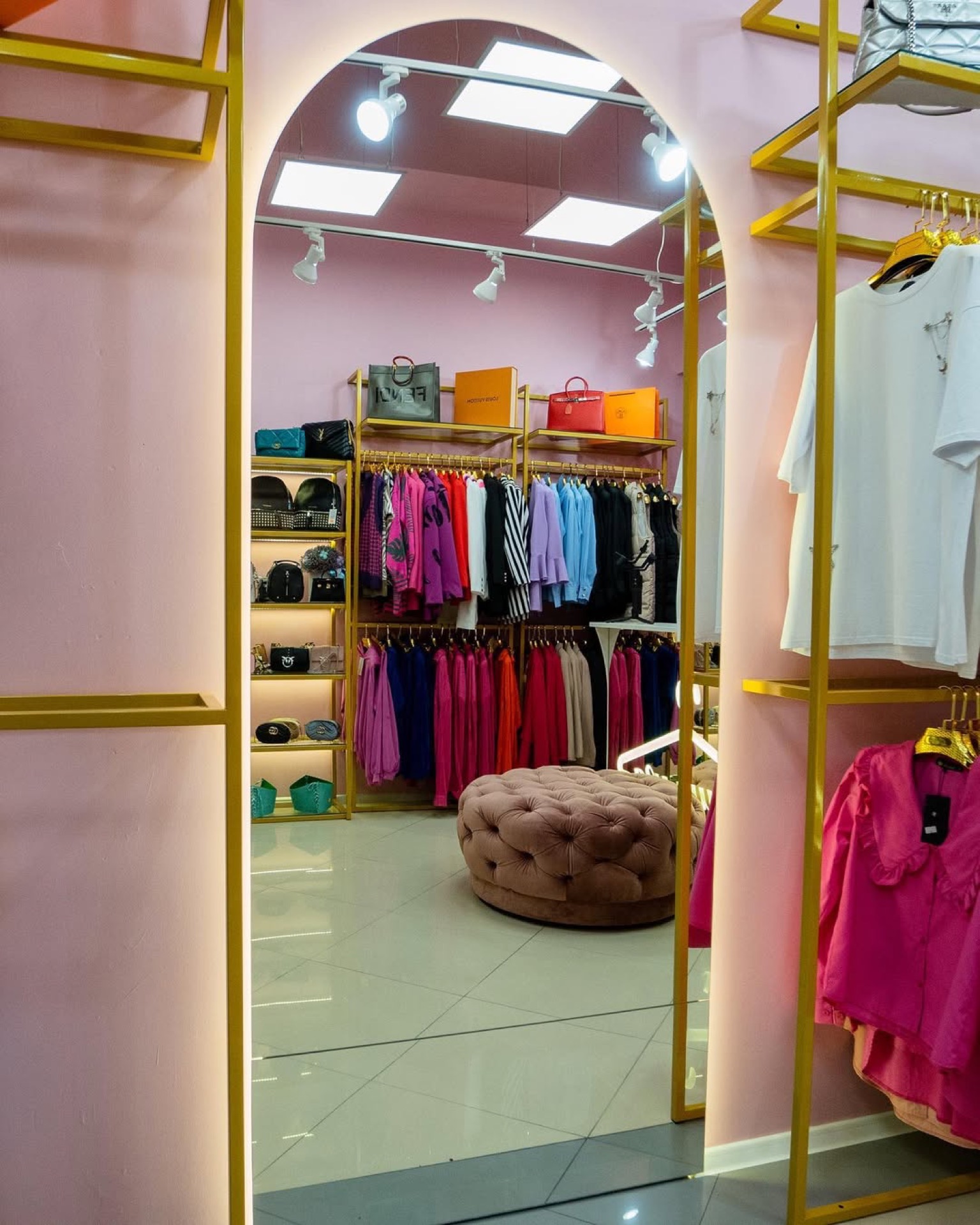 Butik ze złotymi wieszakami — zdjęcie 2