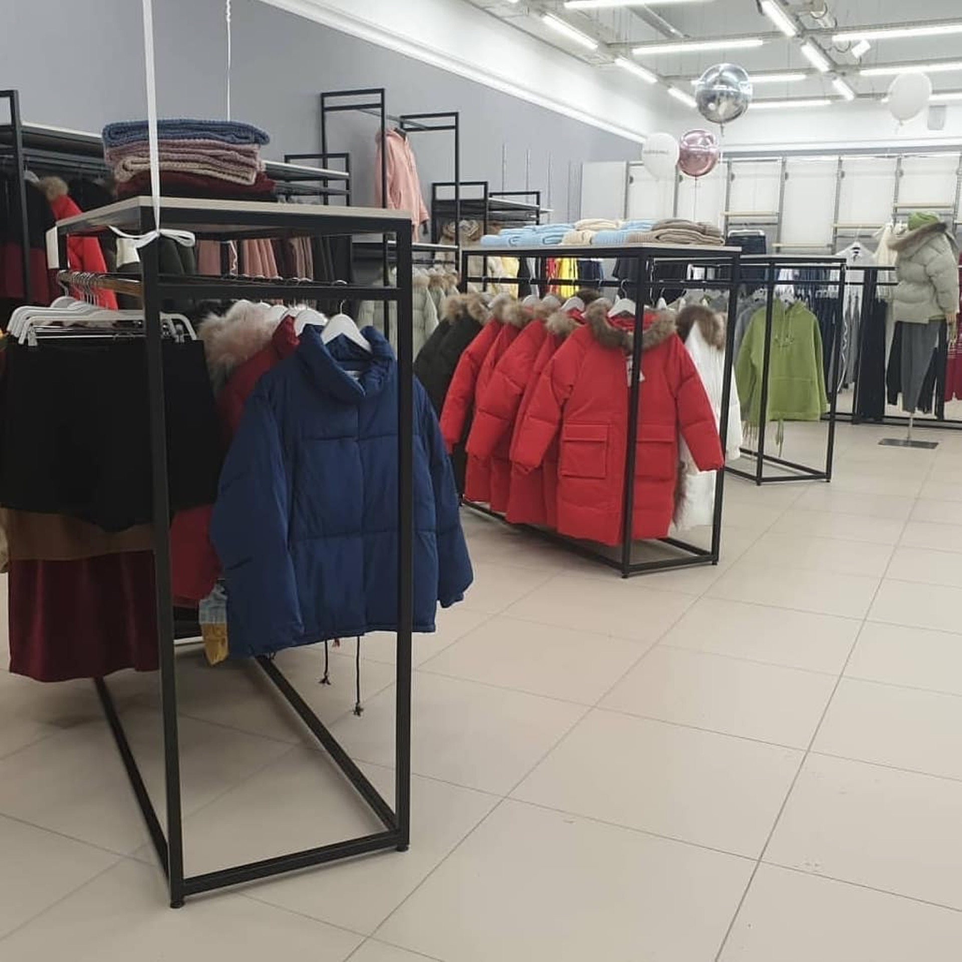 Wolnostojące stojaki na ubrania loft — zdjęcie 2