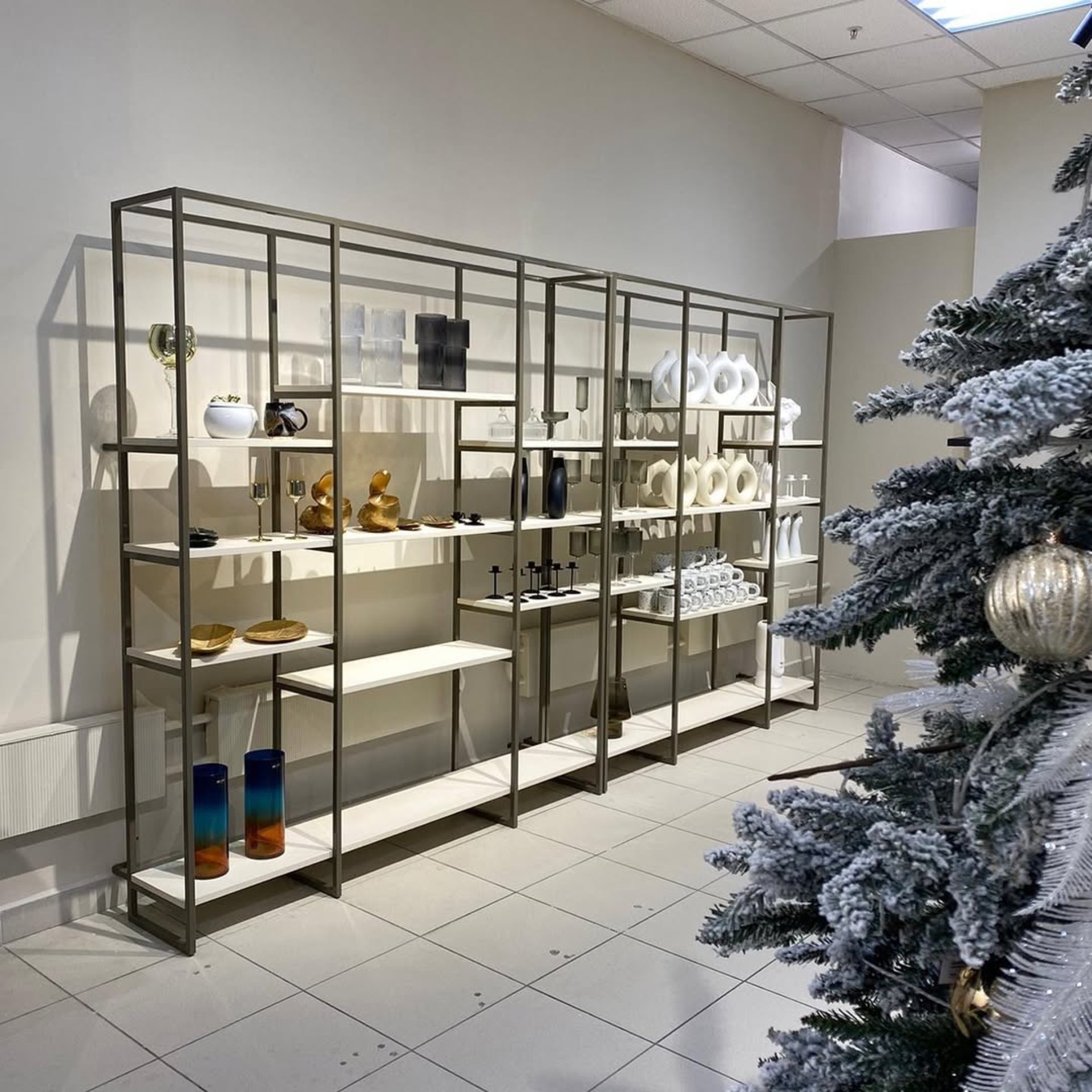 Regały do sklepu z dekoracjami — zdjęcie 2
