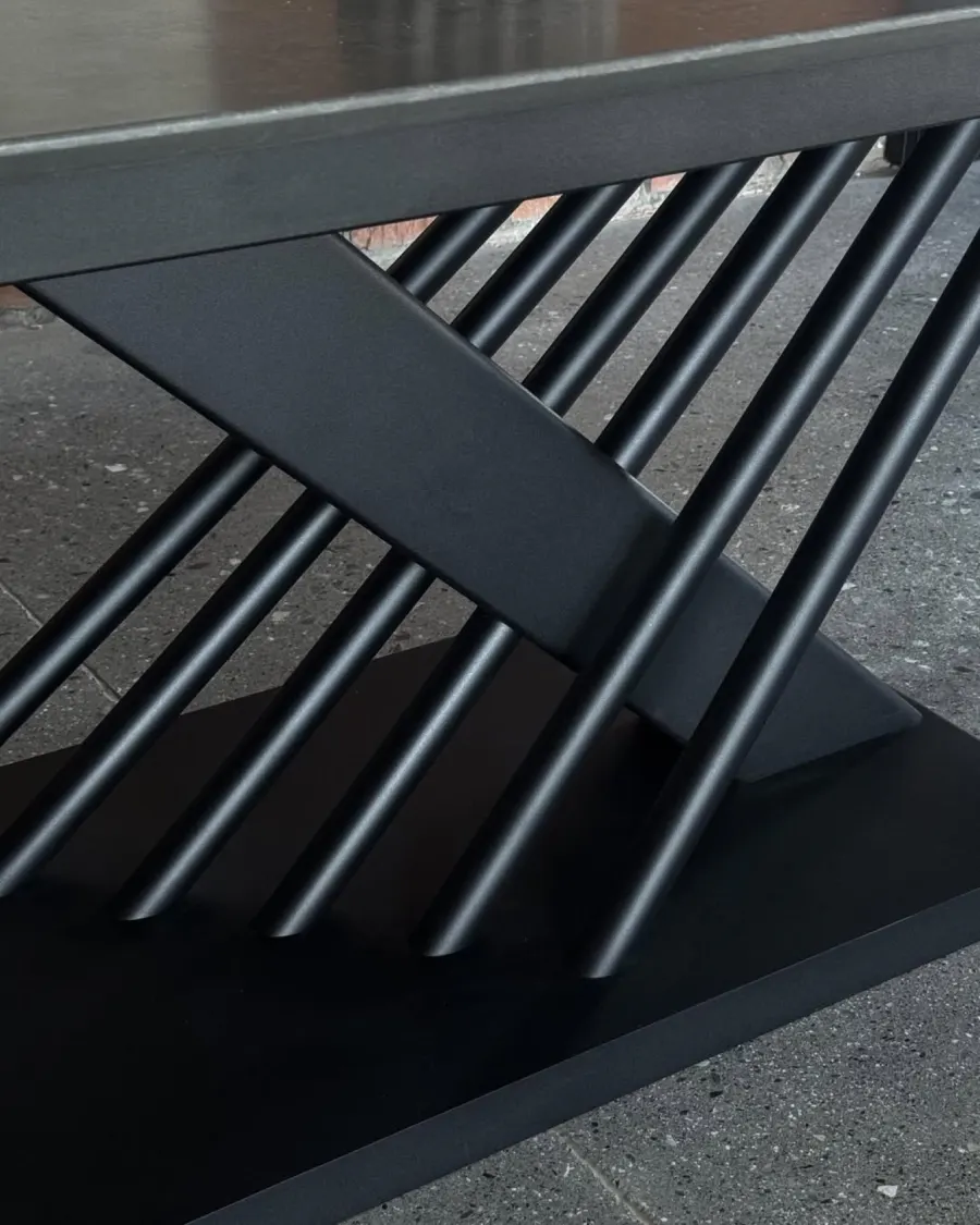 Strefa jadalna loft z designerskim stołem