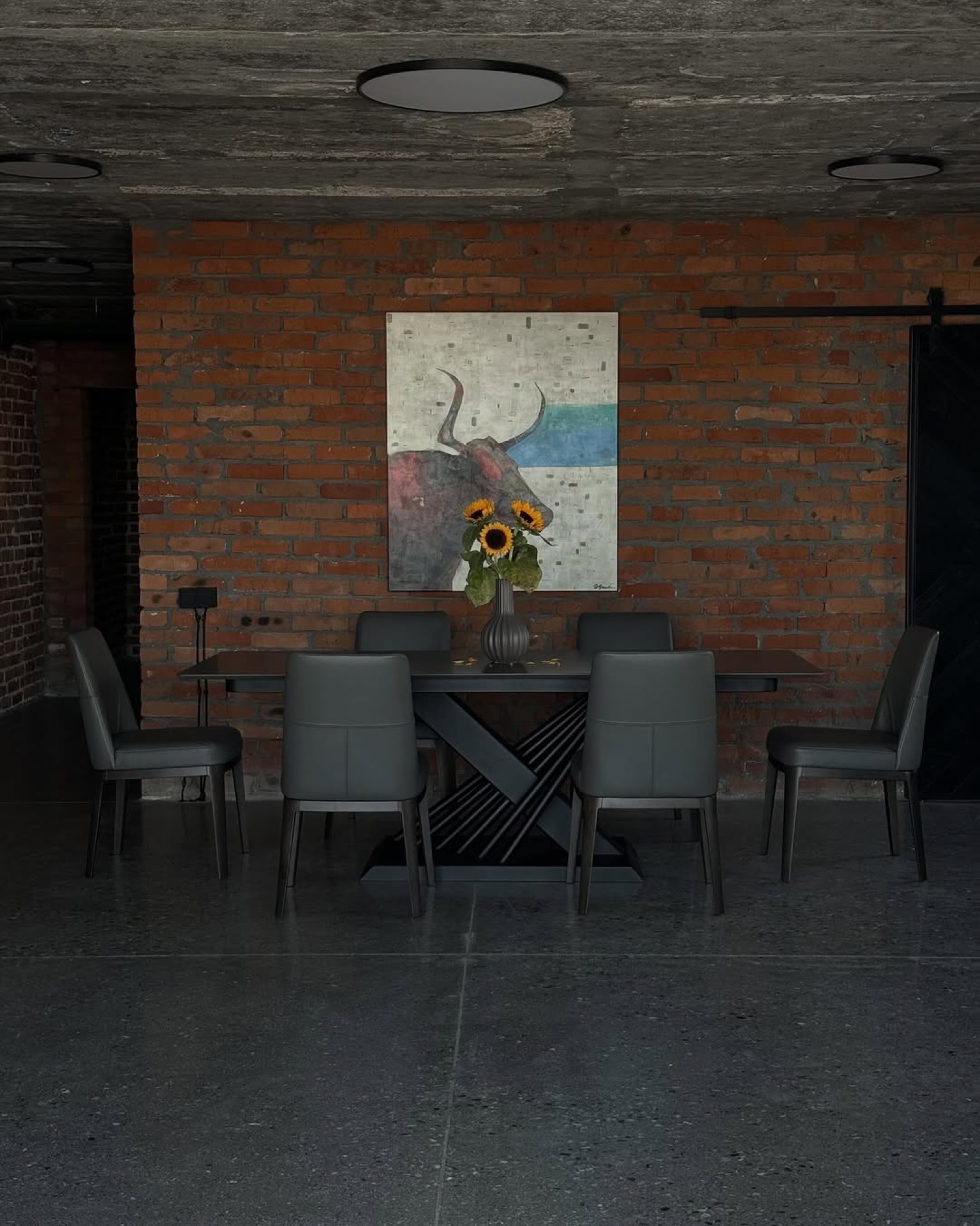 Strefa jadalna loft z designerskim stołem — zdjęcie 2