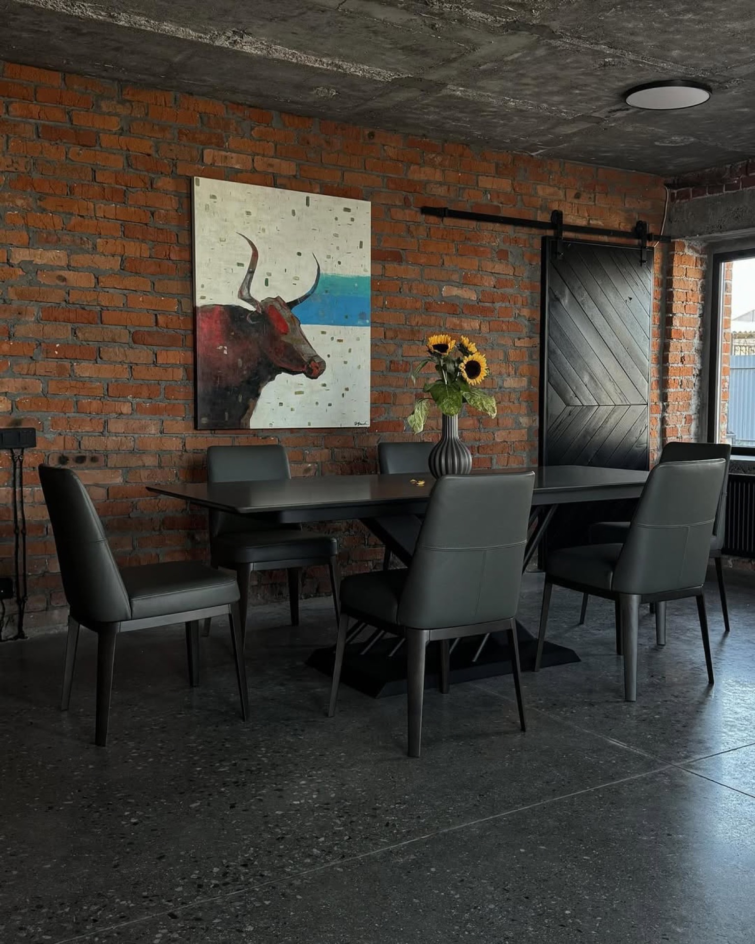 Strefa jadalna loft z designerskim stołem — zdjęcie 3