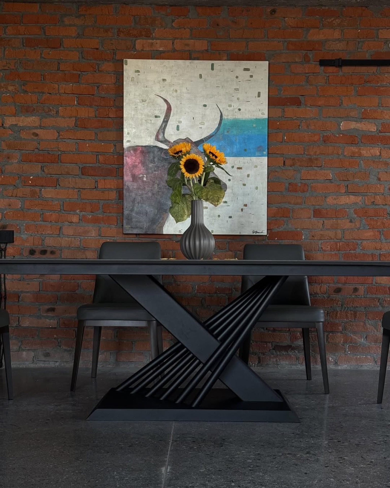 Strefa jadalna loft z designerskim stołem — zdjęcie 4
