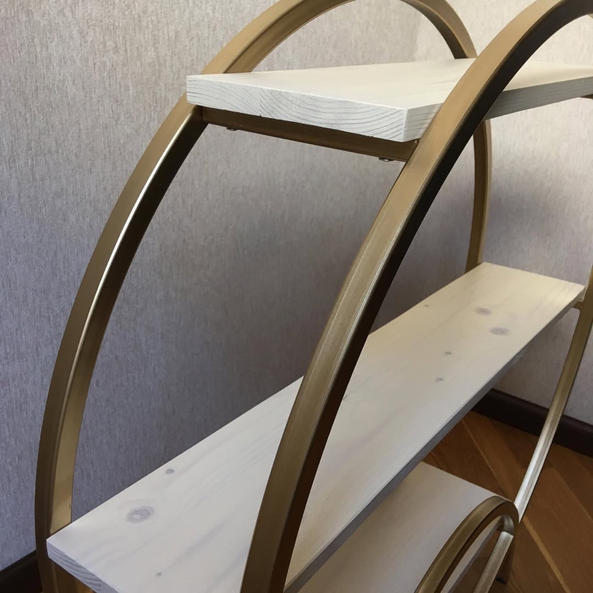 Okrągły regał dekoracyjny — zdjęcie 4