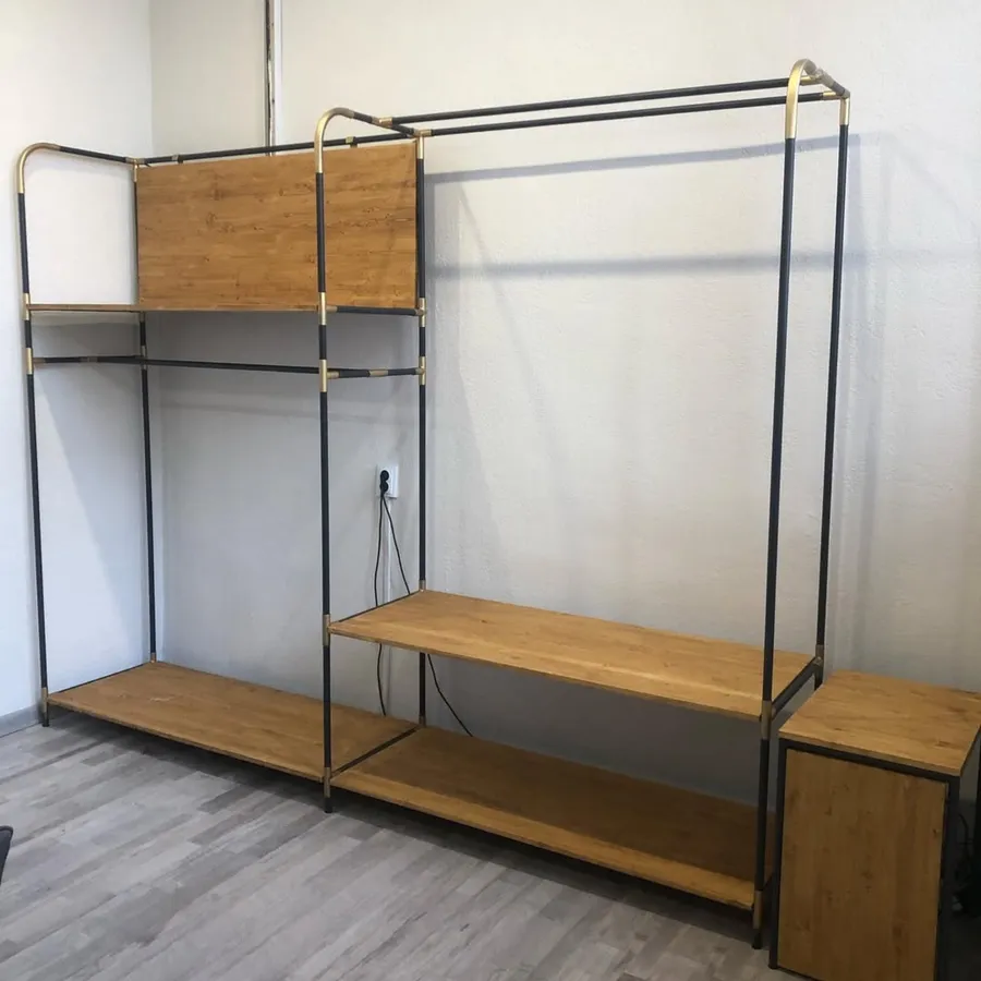 Otwarta garderoba i regał loft