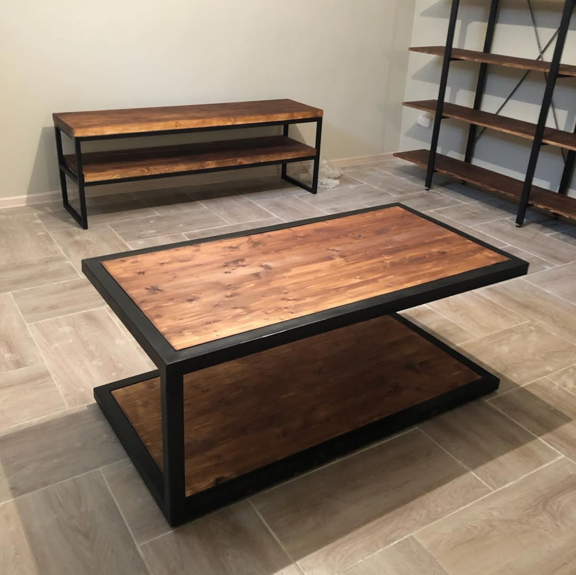 Showroom mebli z drewna litego — zdjęcie 3