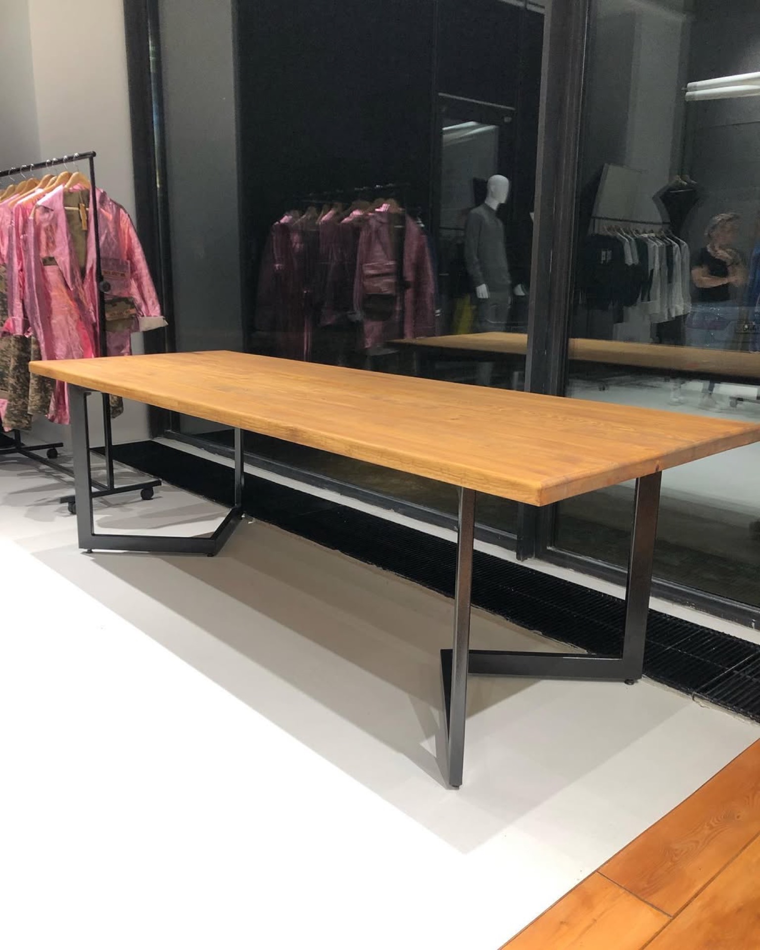 Showroom mebli z drewna litego — zdjęcie 4