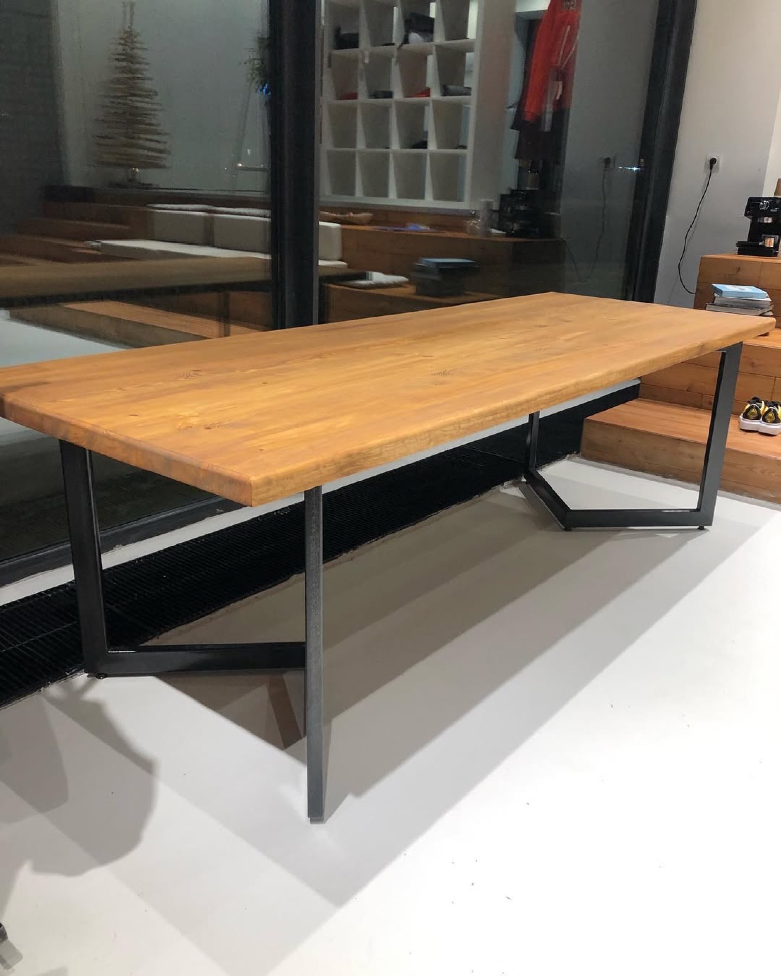 Showroom mebli z drewna litego — zdjęcie 5