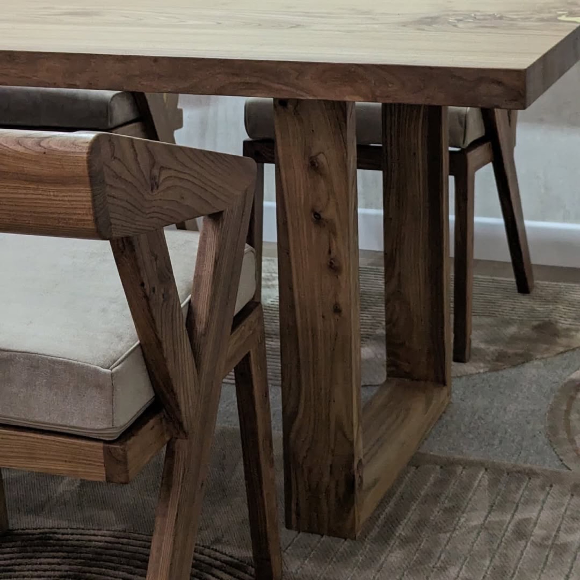Showroom mebli z drewna litego — zdjęcie 7