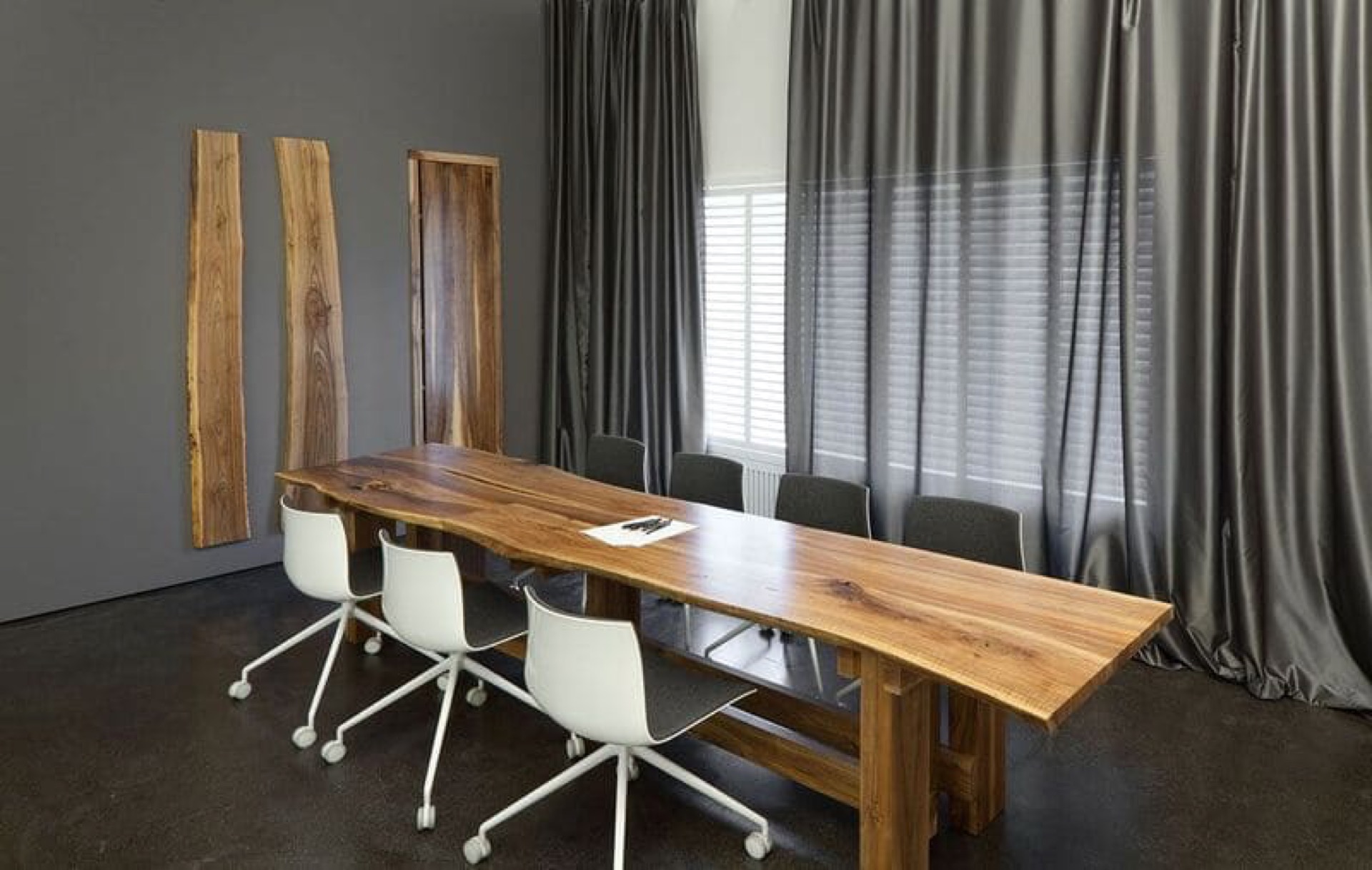 Showroom mebli z drewna litego — zdjęcie 8