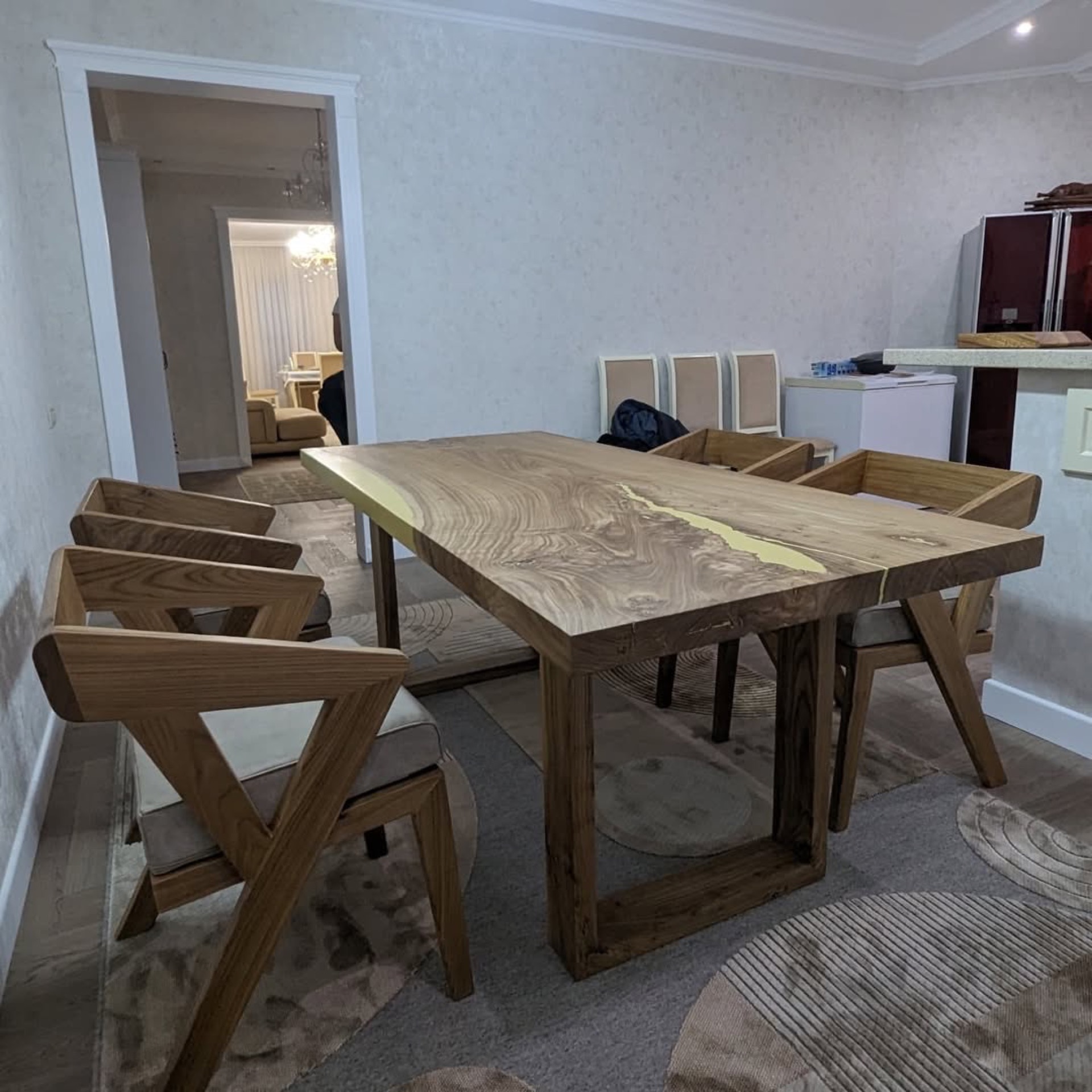 Showroom mebli z drewna litego — zdjęcie 9