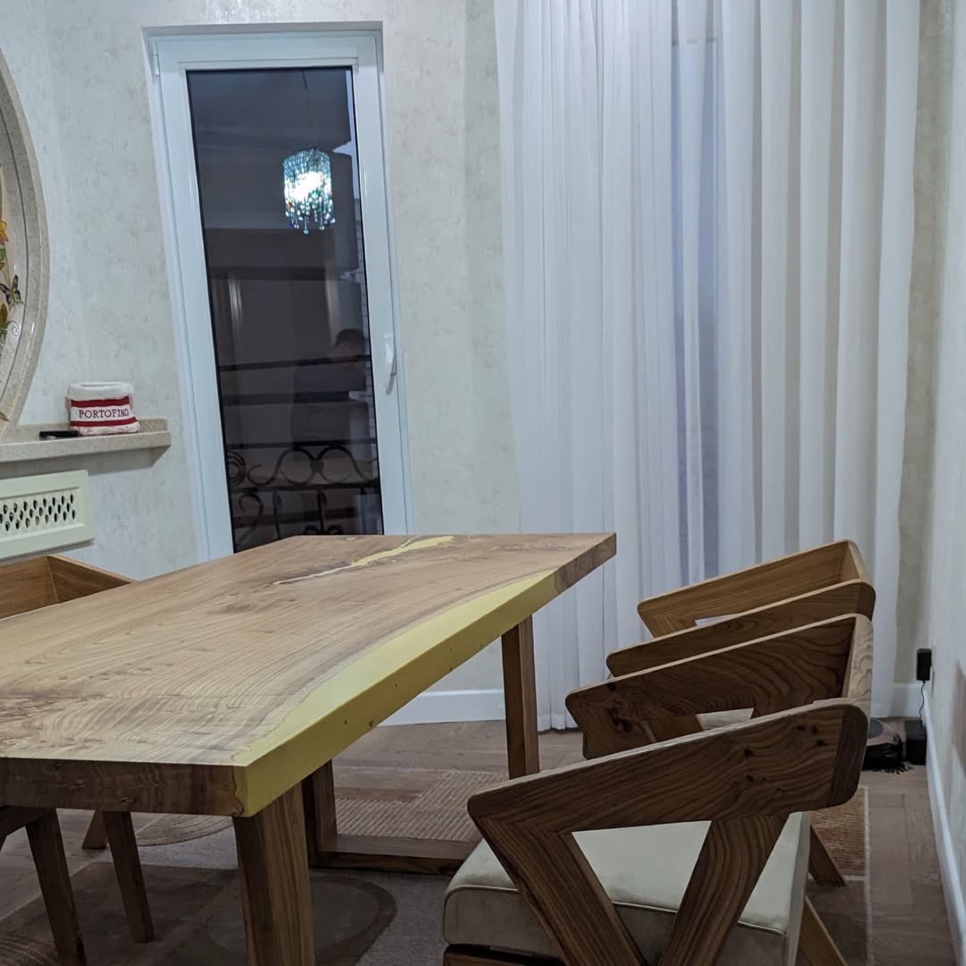 Showroom mebli z drewna litego — zdjęcie 10